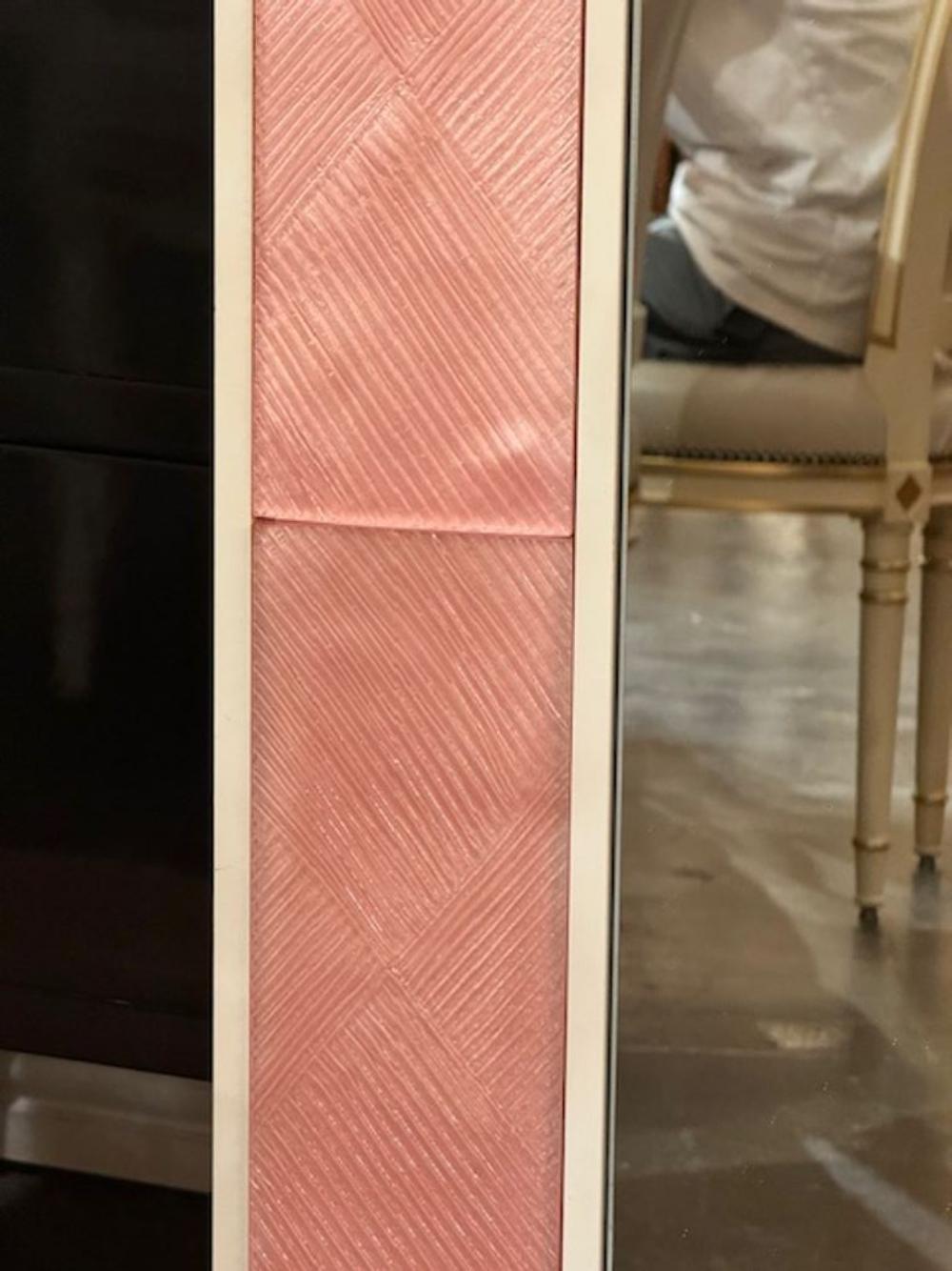 Miroir octogonal moderne en verre de Murano rose dans un cadre en bois en vente 1