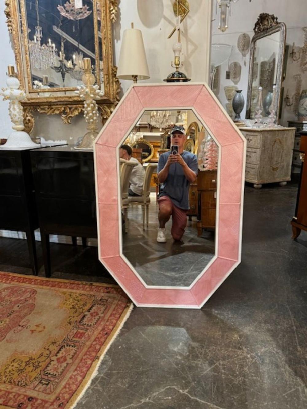 Miroir octogonal moderne en verre de Murano rose dans un cadre en bois en vente 2