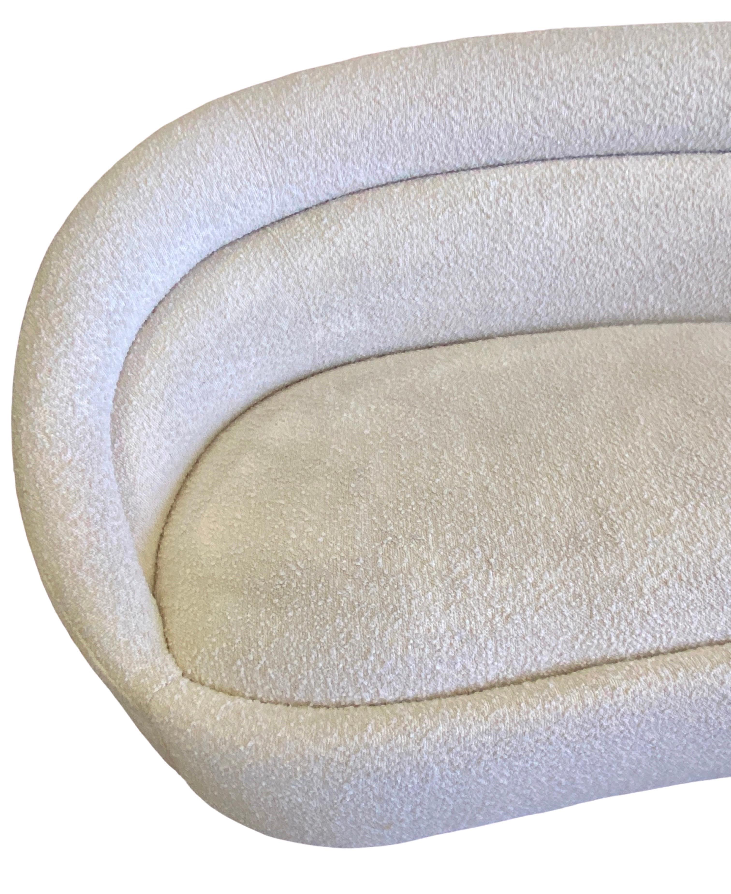 Modernes Off-White Bouclé geschwungenes Sofa mit abgerundetem Design im Angebot 5