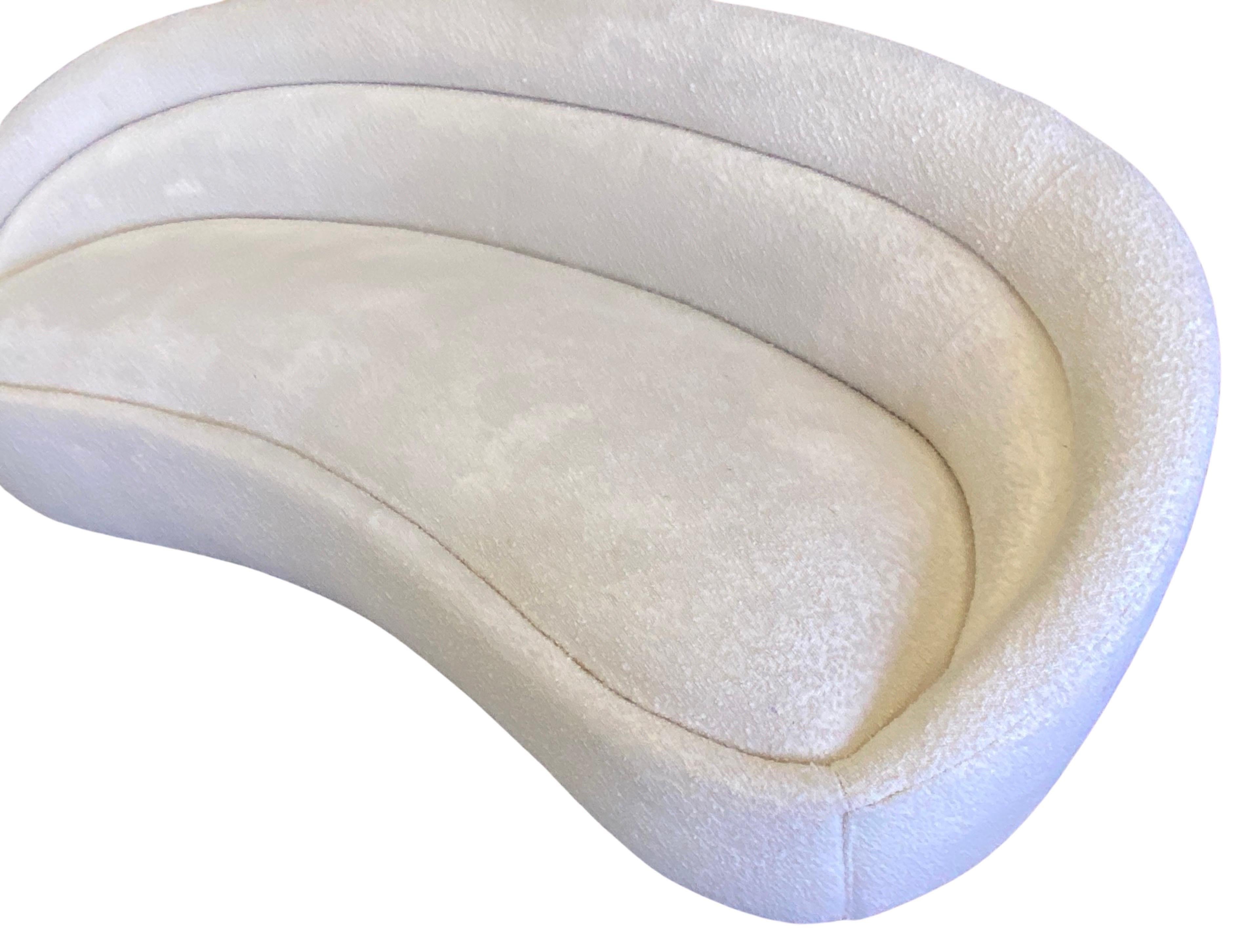 Modernes Off-White Bouclé geschwungenes Sofa mit abgerundetem Design im Angebot 6