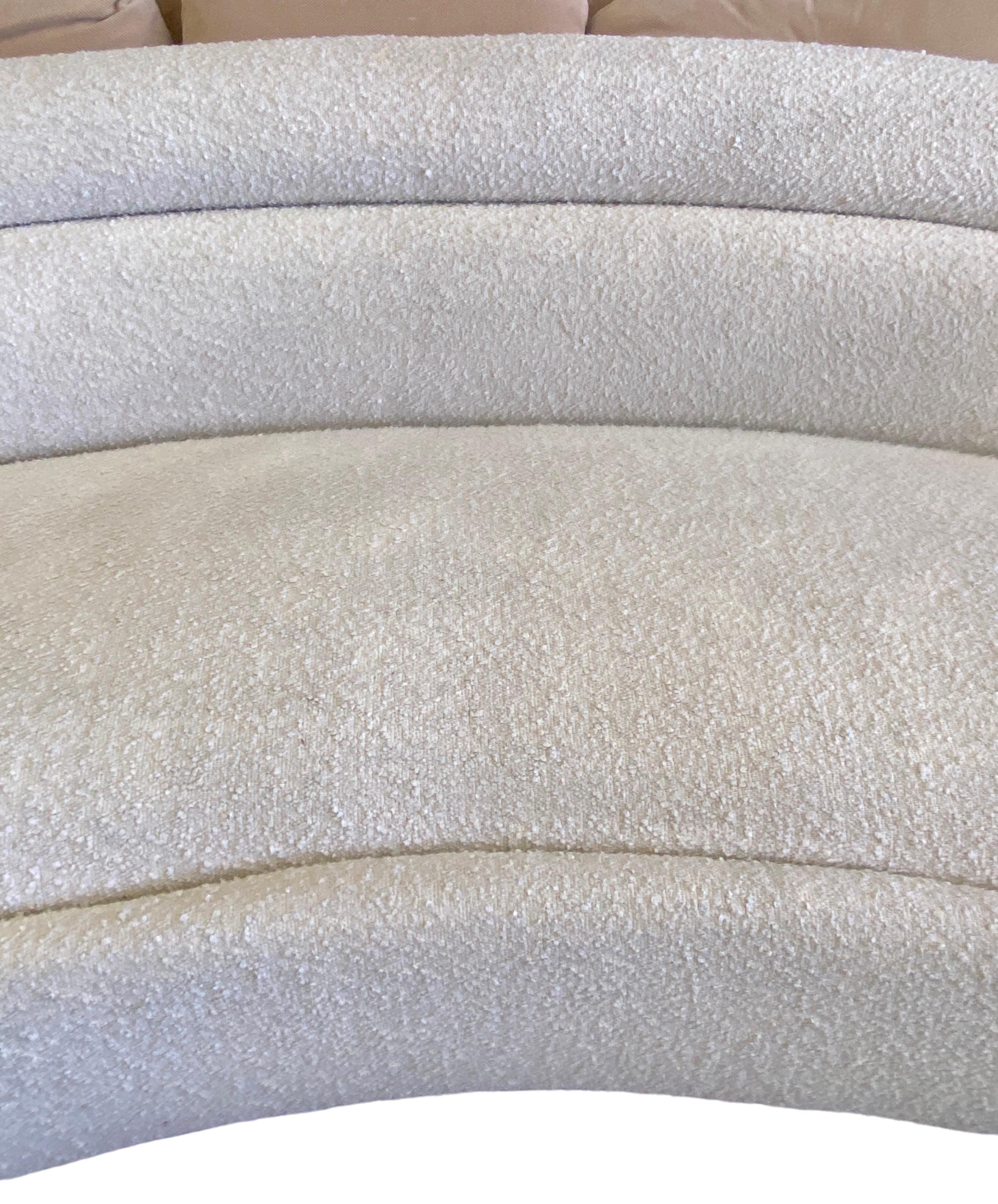 Modernes Off-White Bouclé geschwungenes Sofa mit abgerundetem Design im Angebot 9