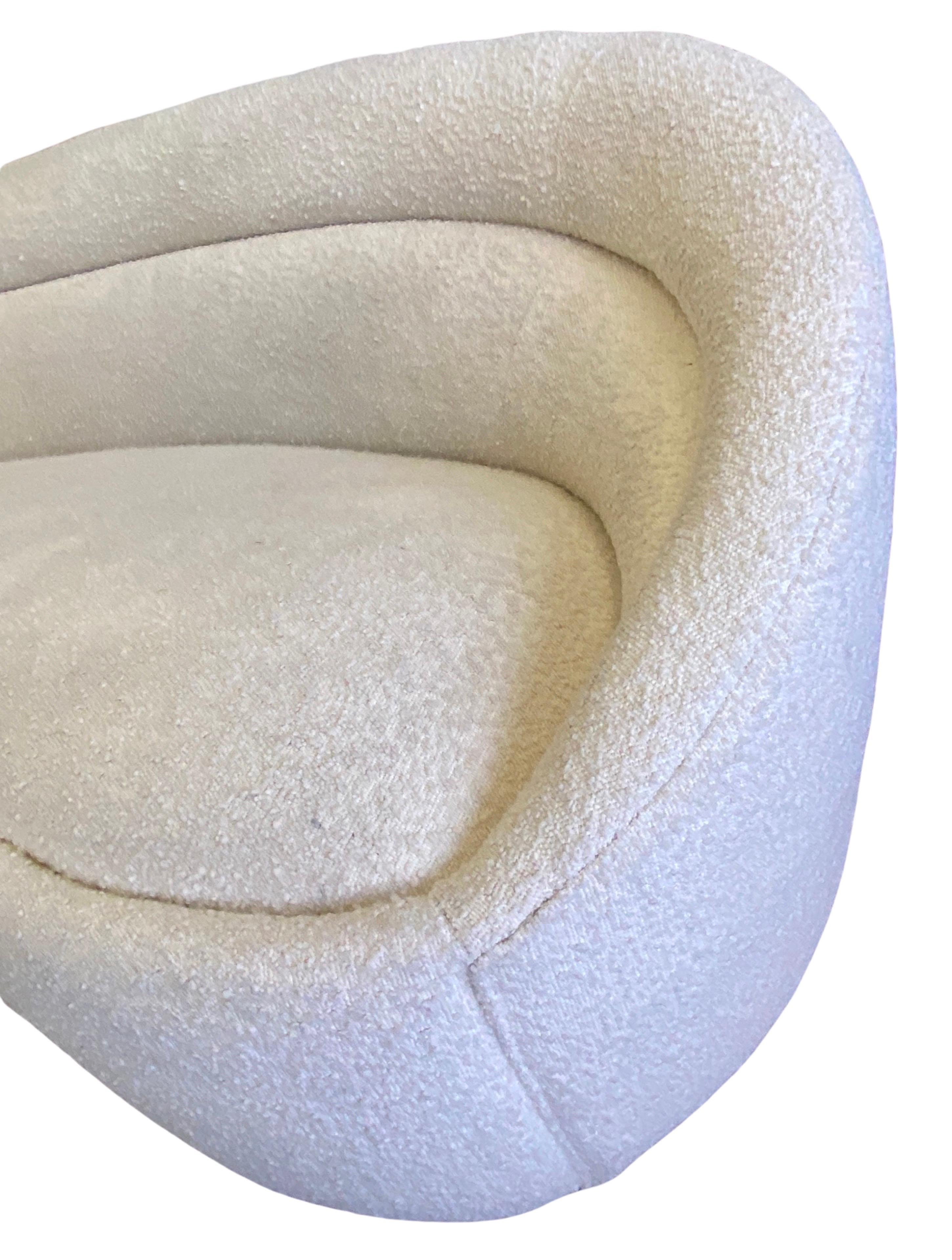 Modernes Off-White Bouclé geschwungenes Sofa mit abgerundetem Design im Angebot 10