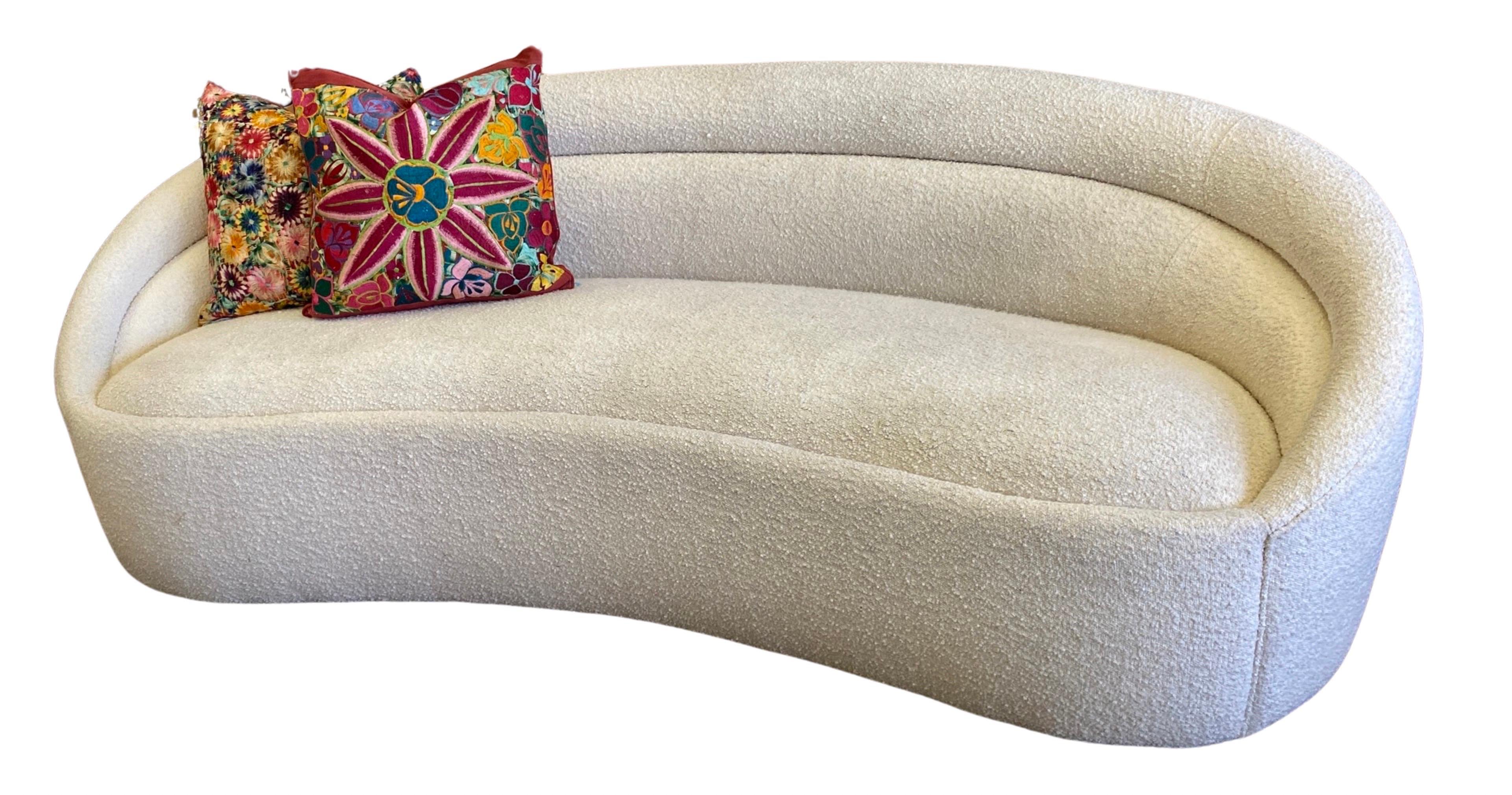 Modernes Off-White Bouclé geschwungenes Sofa mit abgerundetem Design im Angebot 12