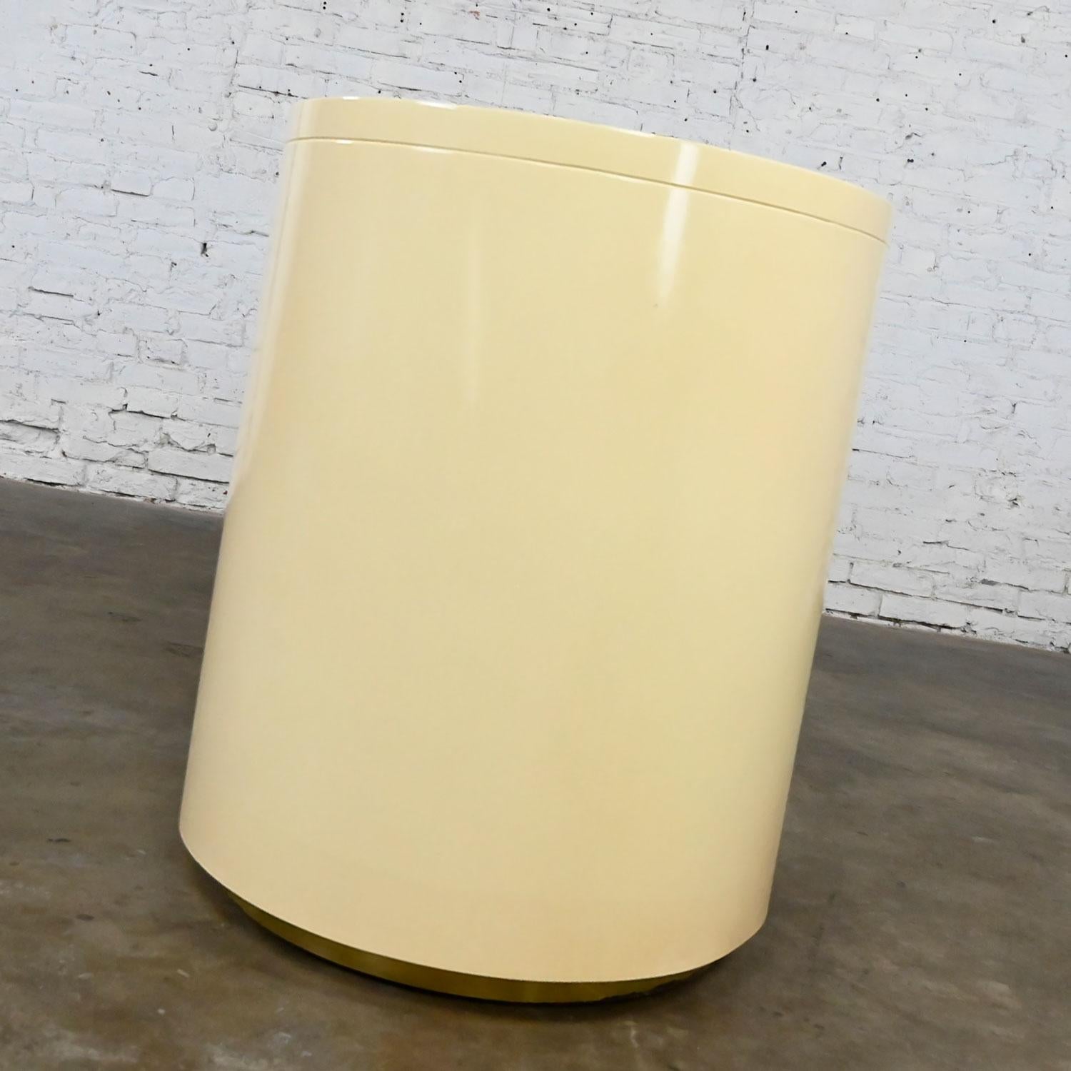 20th Century Modern off White Lacquered Desk Brass Details Style of Baughman or Springer For Sale