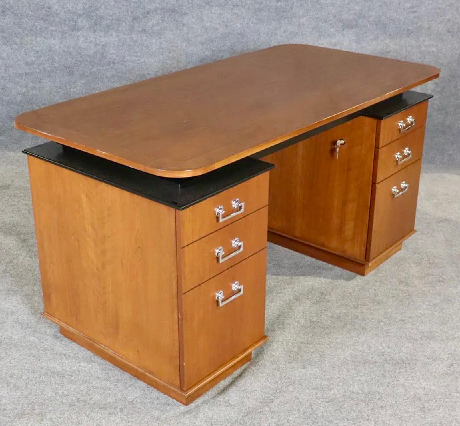 Questa scrivania da ufficio è dotata di una serie di tre cassetti sul lato destro e di una scaffalatura sul lato sinistro. Ferramenta cromata lucida e top galleggiante.
Si prega di confermare l'ubicazione con il venditore NY o NJ