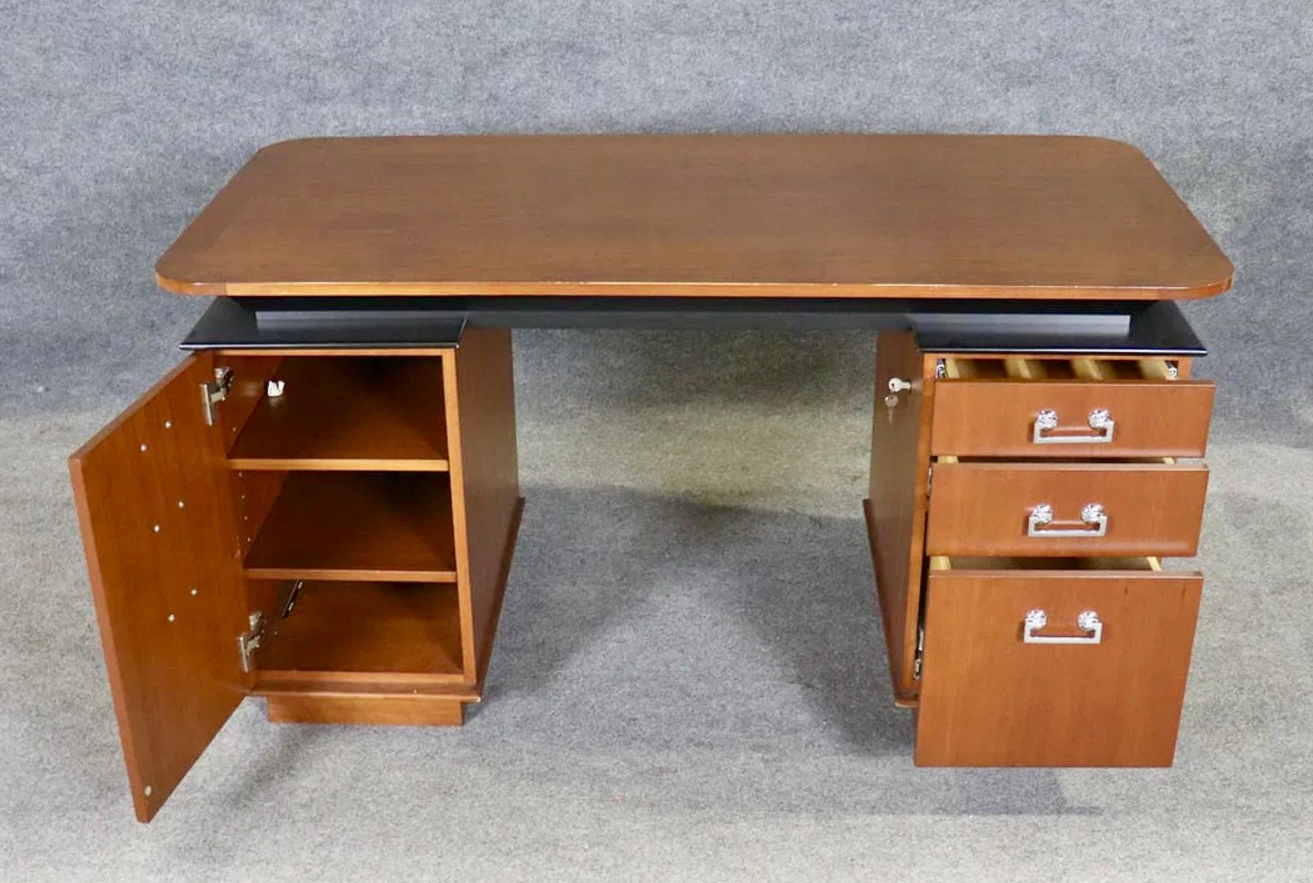 Scrivania da ufficio moderna In condizioni buone in vendita a Brooklyn, NY