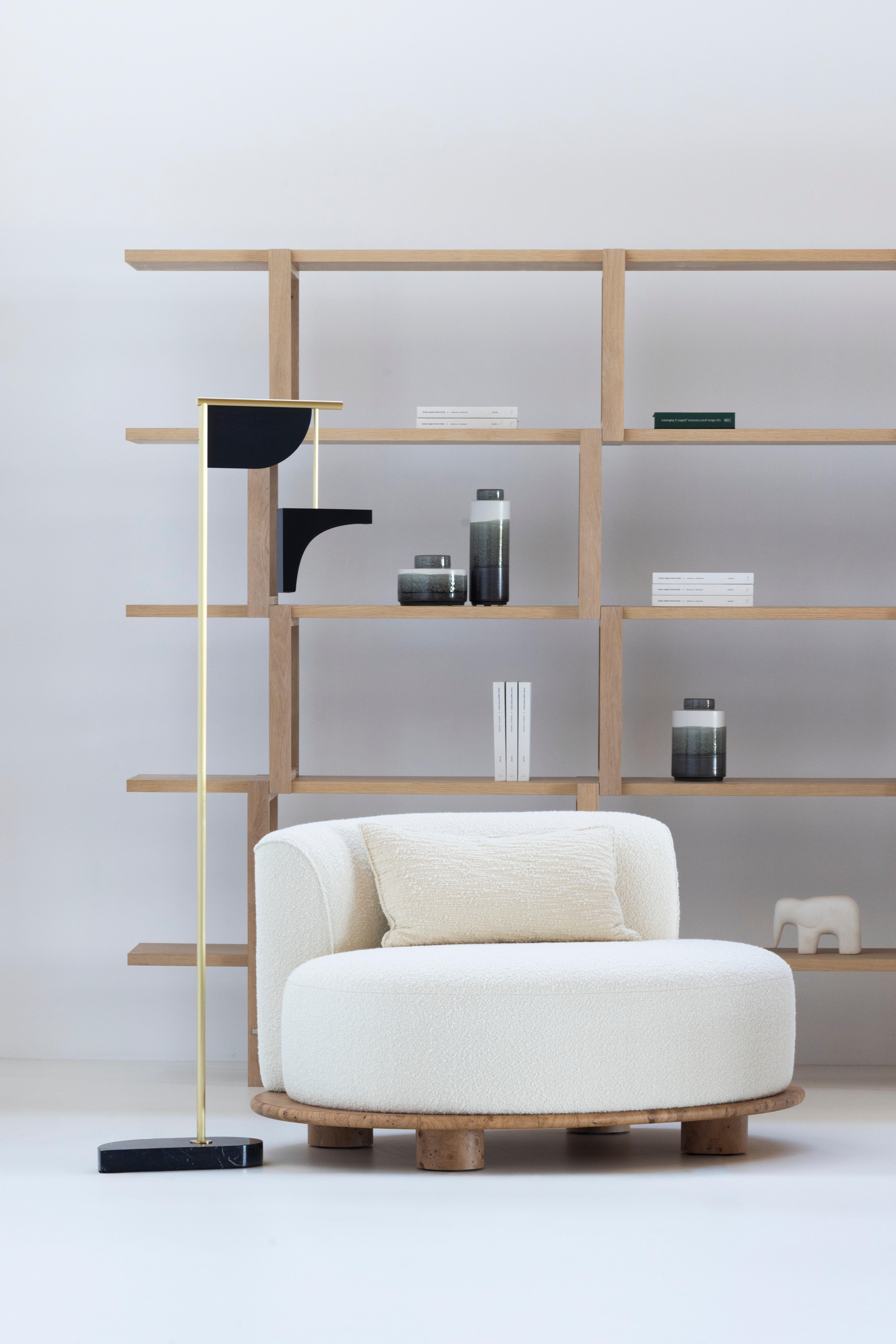 Hobart Oirase, Collection Contemporary, fabriqué à la main au Portugal - Europe par Greenapple.

La bibliothèque Oirase capture le flux et le reflux naturels de la vie à travers sa forme minimaliste. Conçue pour être une œuvre d'art polyvalente, la