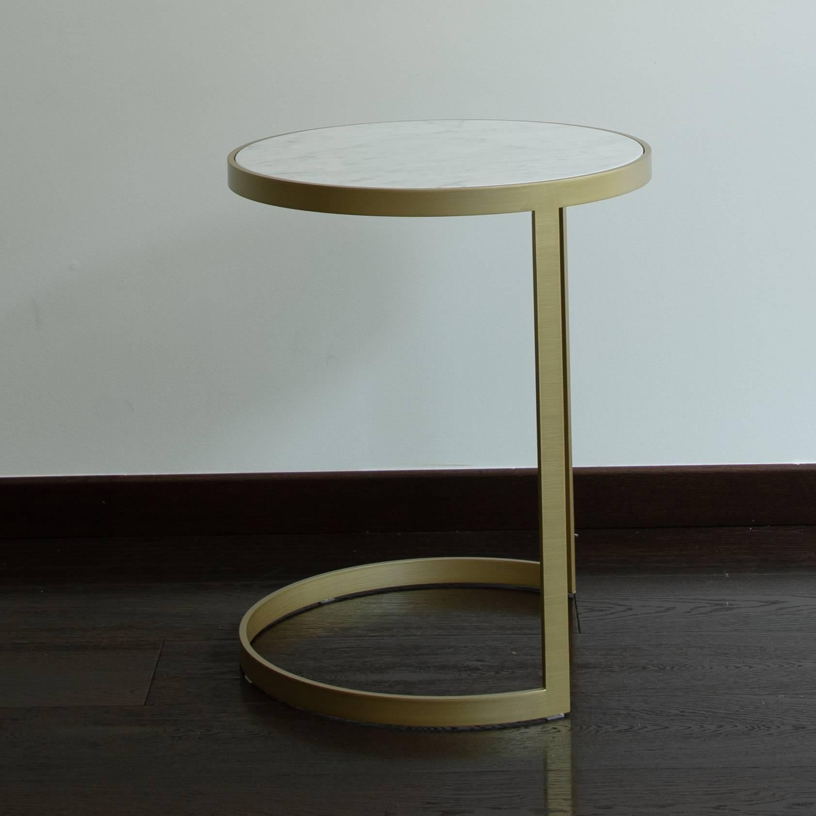 Modern Ola Sidetable White Marble Brass Steel In New Condition For Sale In Bruttisellen, CH