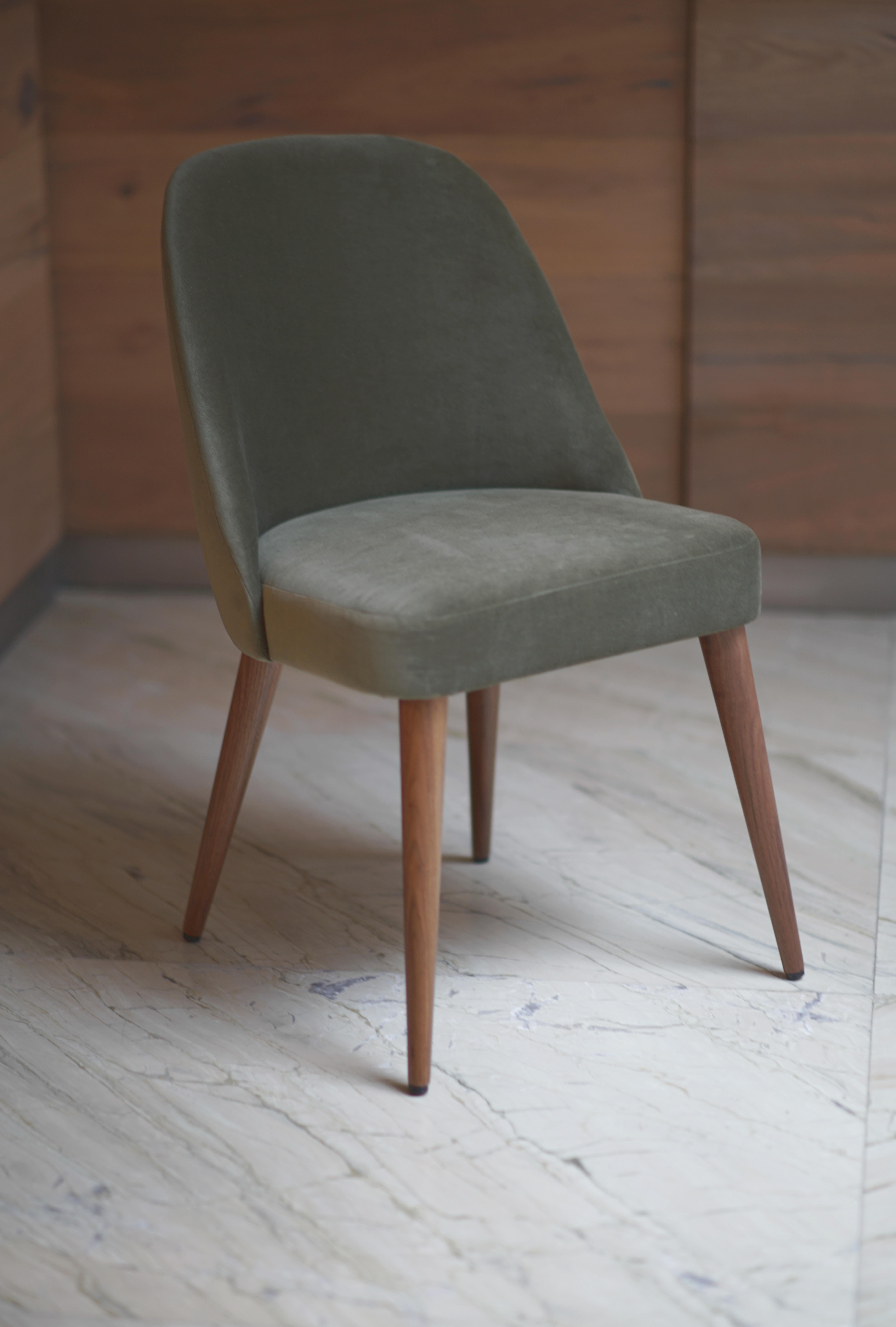 Collezione di Helsinki. Sedia Helsinki: semplice, elegante, comoda. Disponibile con base in Oak e Noce o in materiali personalizzati, può essere rivestita con una varietà di tessuti e colori.

La collezione preferita dai nostri clienti si basa su