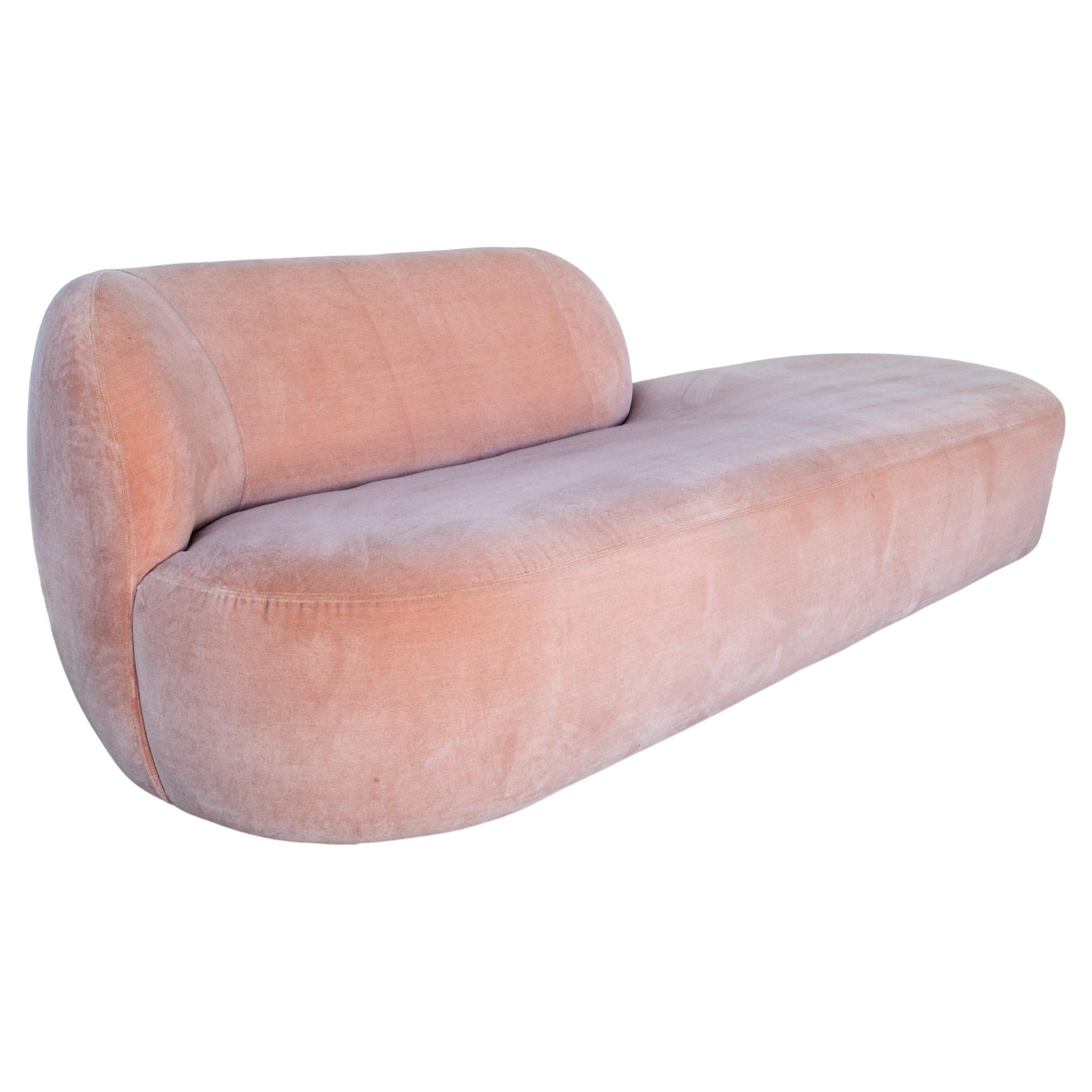 Questo bellissimo divano a un braccio con pantofola è rivestito in velluto rosa blush ed è prodotto da Lee Industries.  La sua scala è moderna e le sue linee sono morbide e curve.  Il divano è stato prodotto da Lee Industries ed è stato utilizzato