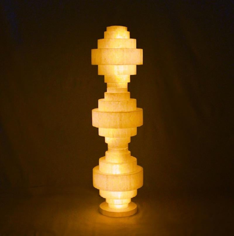 Japonais Lampe à suspension LED moderne en papier Washi japonais, unique en son genre et faite à la main, Croissant en vente