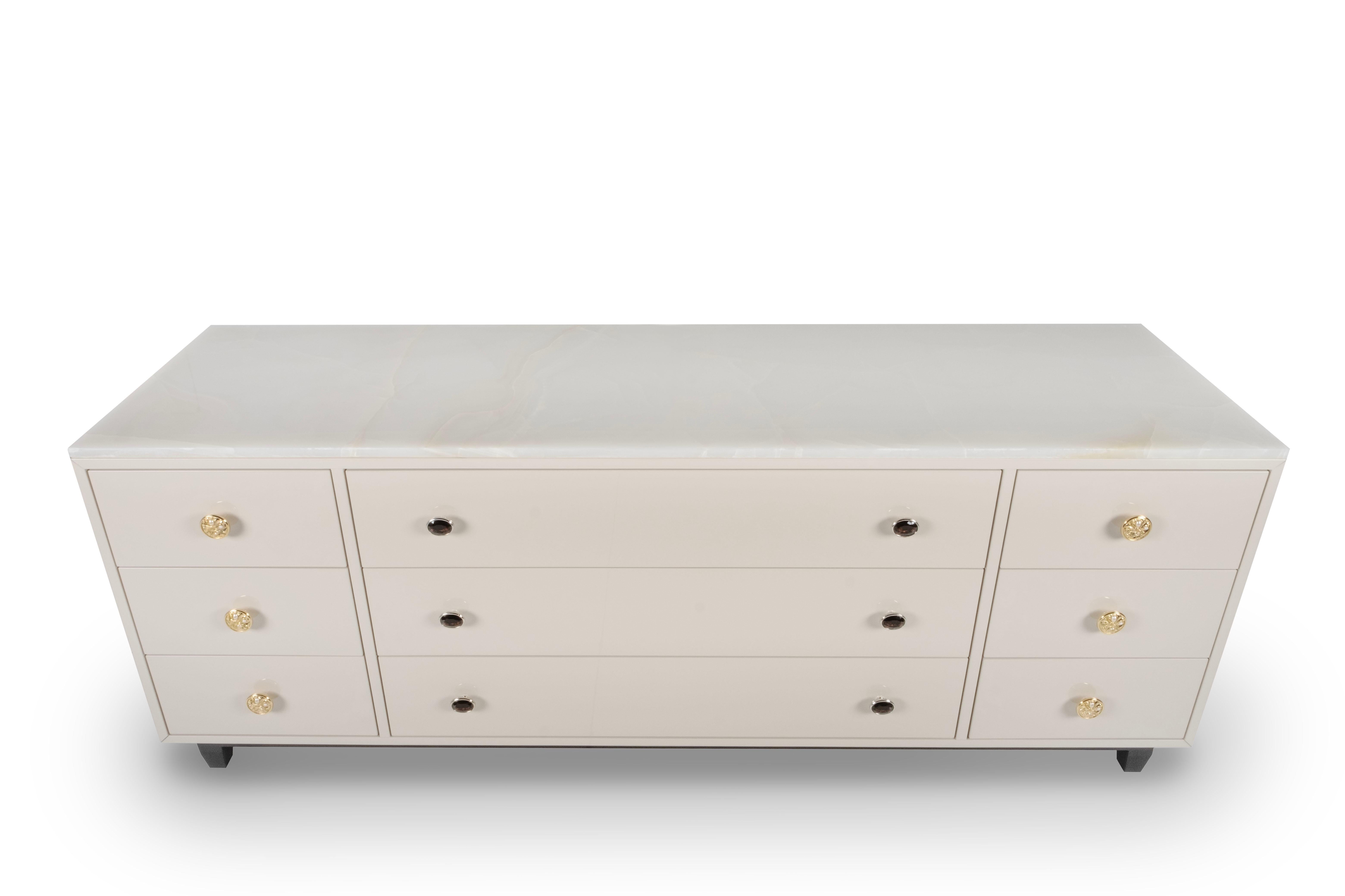 Onor Chest of Drawers, Contemporary Collection, handcrafted in Portugal - Europe by Greenapple.

*TEXTO*

Onor Chest of Drawers material codes
FI021 Beige lacquer; high-gloss finish
WD005 Beech; dark brown stained; satin finish
ST059 White Onyx;