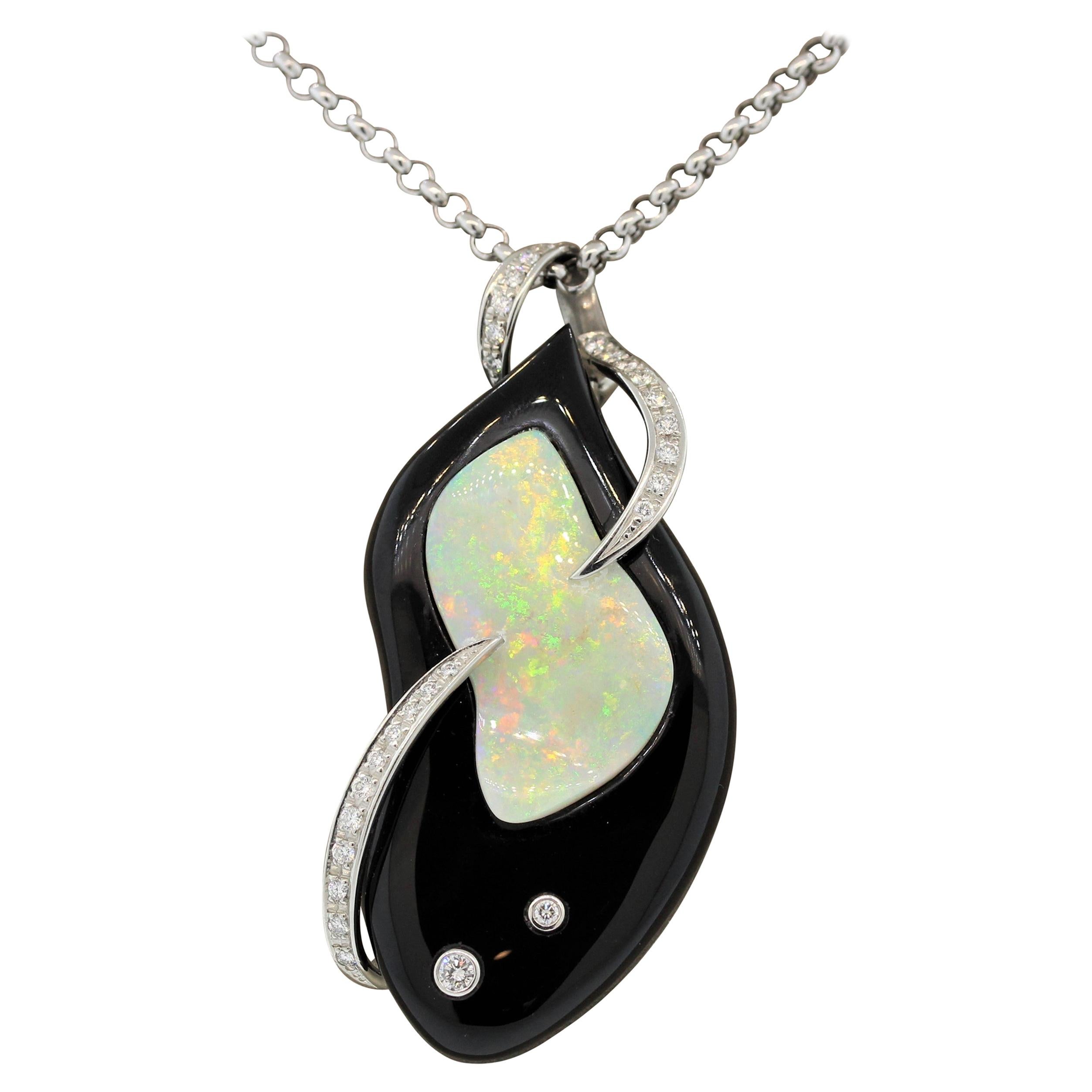 Pendentif moderne en platine avec opale, onyx noir et diamants