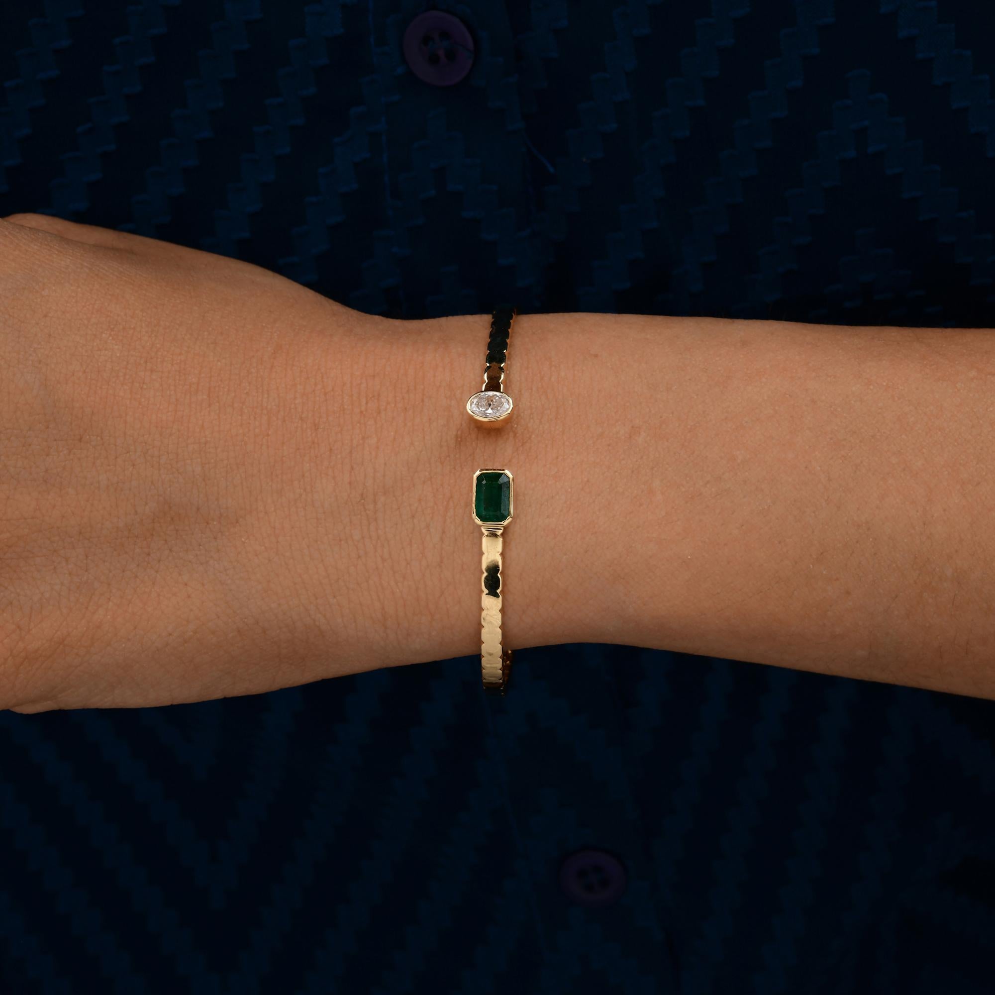 Realizzati in oro a 18 carati, questi squisiti braccialetti sono realizzati a mano con 0,50 carati di diamanti e 0,80 carati di smeraldi.

Segui la vetrina di Spectrum Jewels per vedere le ultime collezioni e i pezzi esclusivi. Spectrum Jewels è