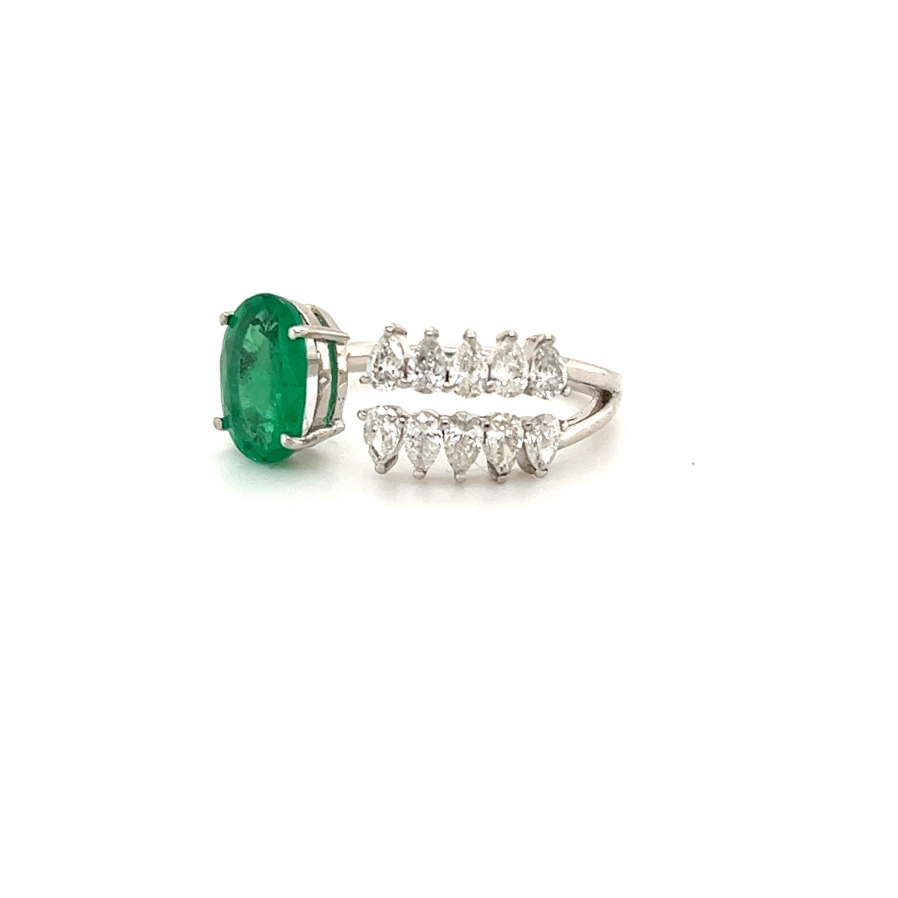 Durchbrochener By-Pass-Ring mit Diamanten und Smaragden im offenen Design (Moderne) im Angebot