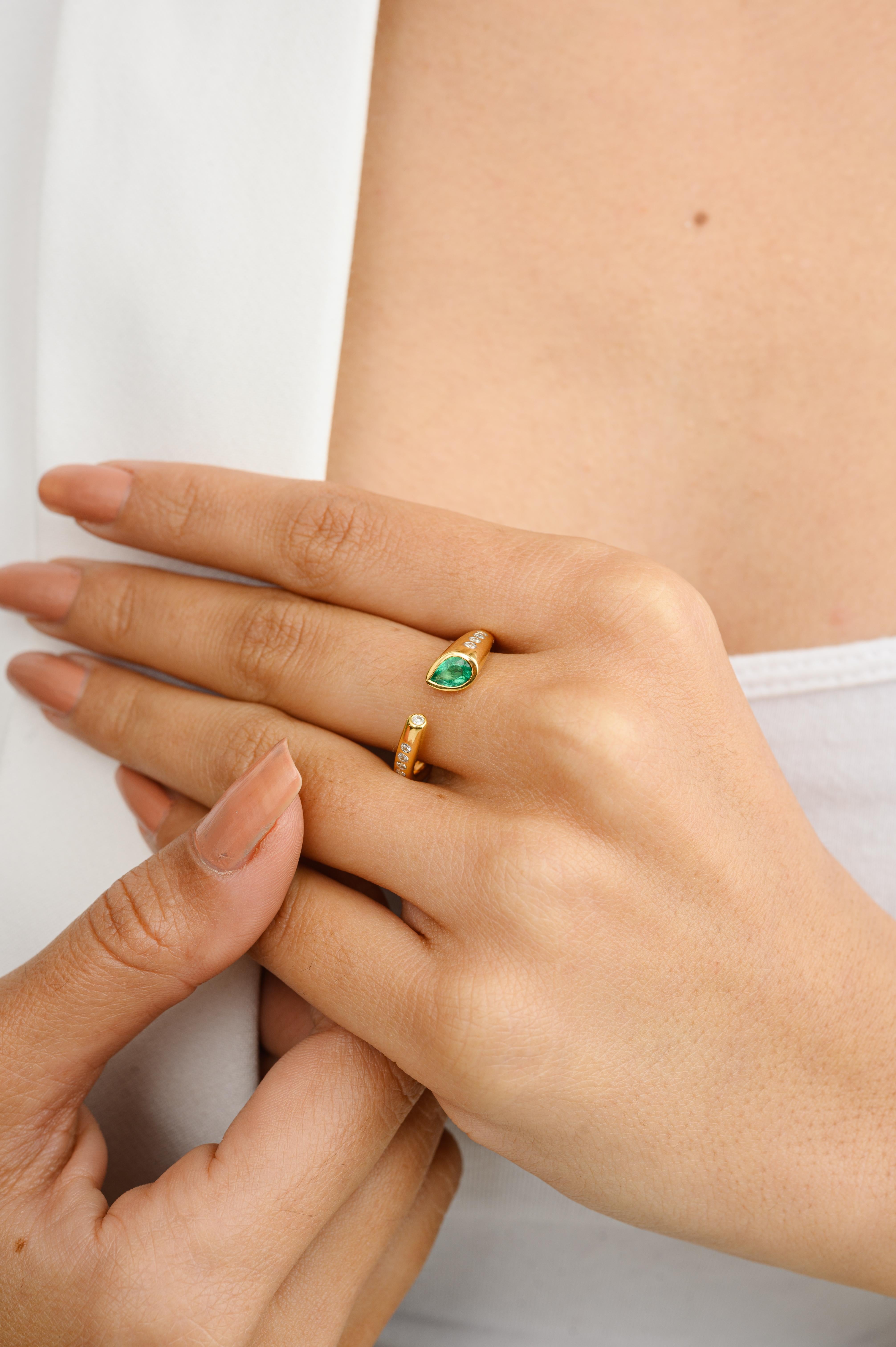 Im Angebot: Moderner offener Mai Geburtsstein Smaragd-Diamant-Ring aus 14k massivem Gelbgold () 2