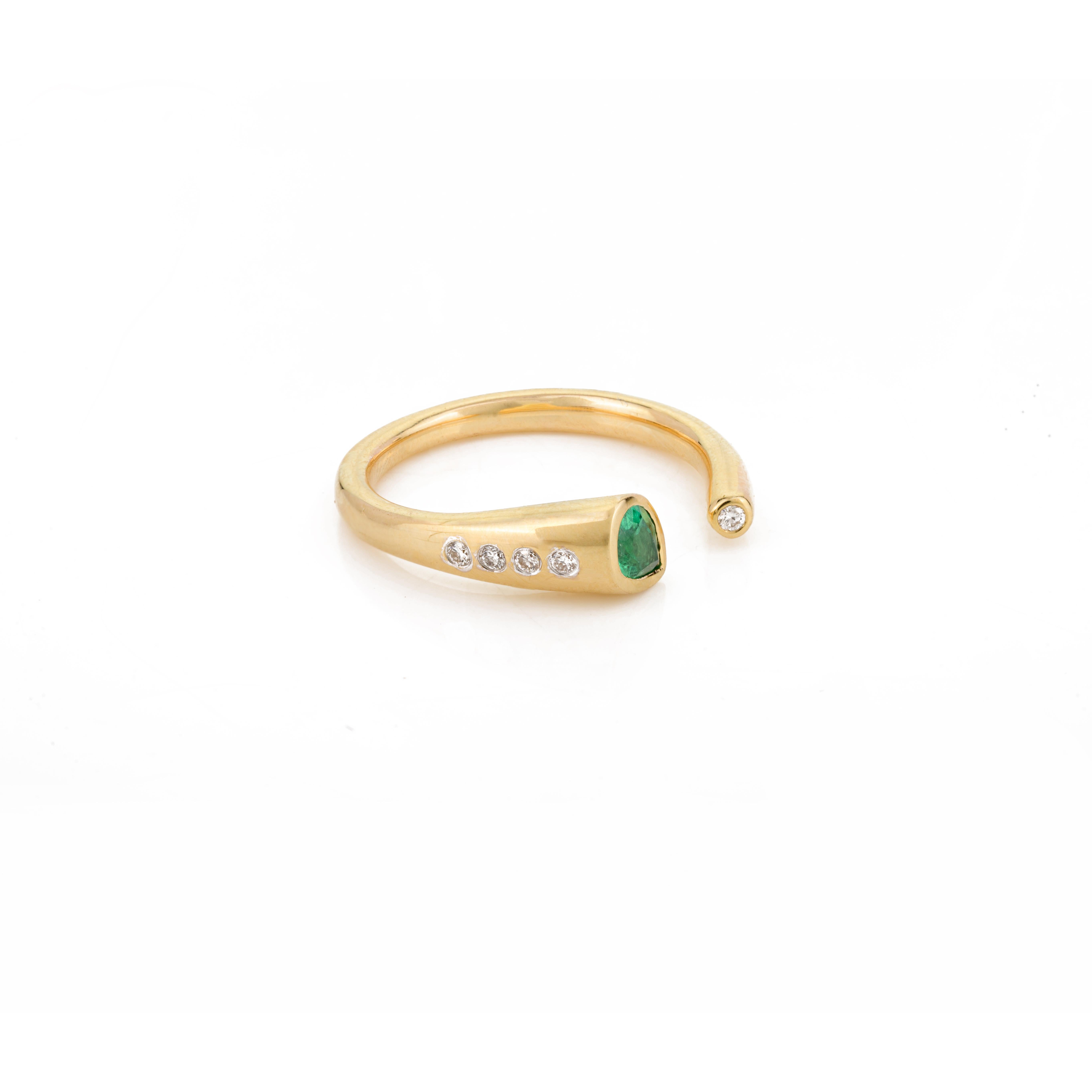 Im Angebot: Moderner offener Mai Geburtsstein Smaragd-Diamant-Ring aus 14k massivem Gelbgold () 3