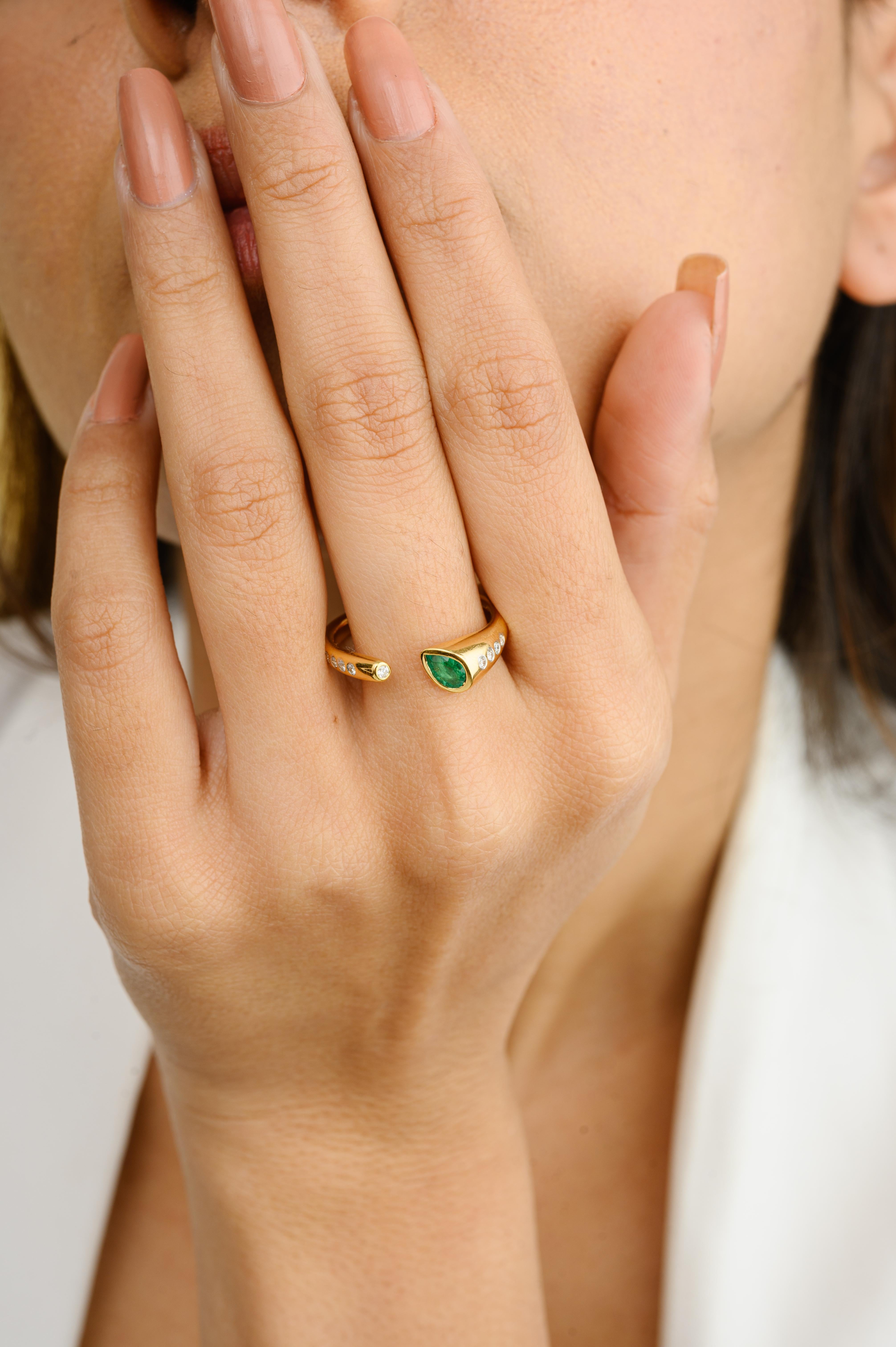 Im Angebot: Moderner offener Mai Geburtsstein Smaragd-Diamant-Ring aus 14k massivem Gelbgold () 5