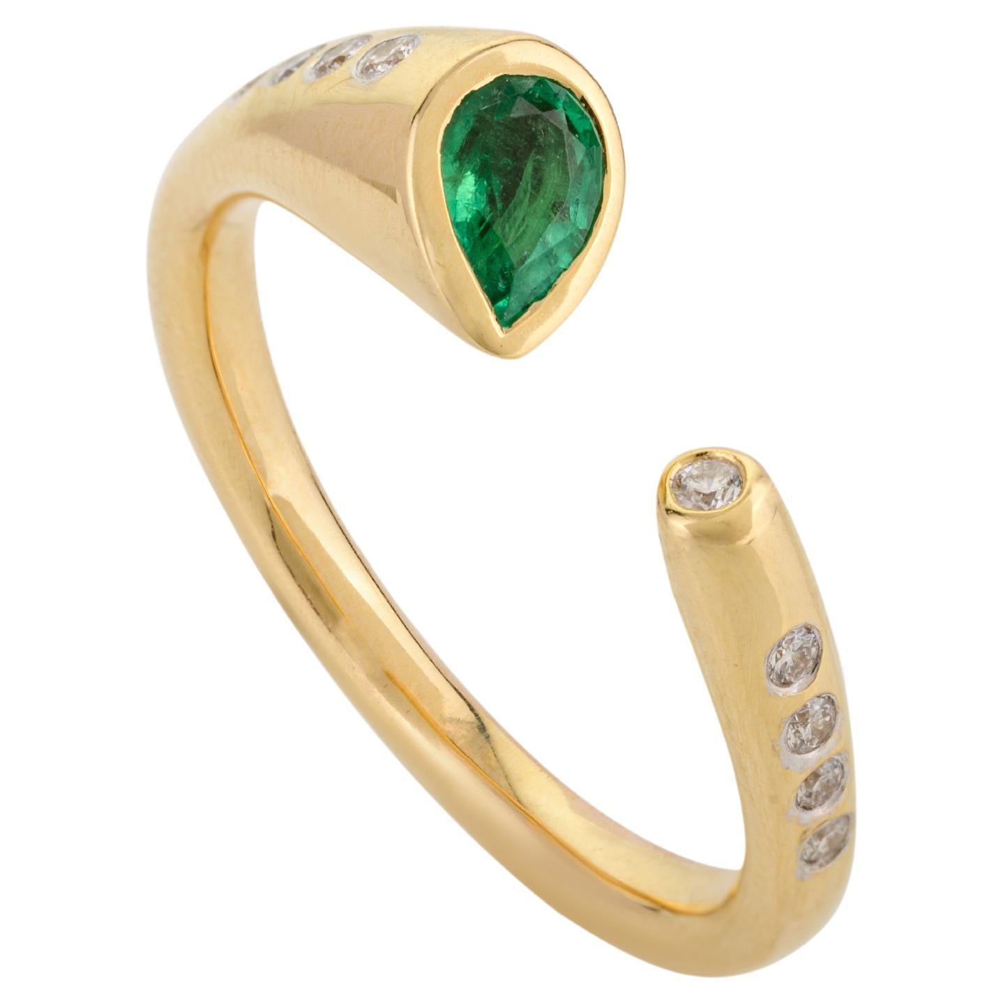 Im Angebot: Moderner offener Mai Geburtsstein Smaragd-Diamant-Ring aus 14k massivem Gelbgold ()