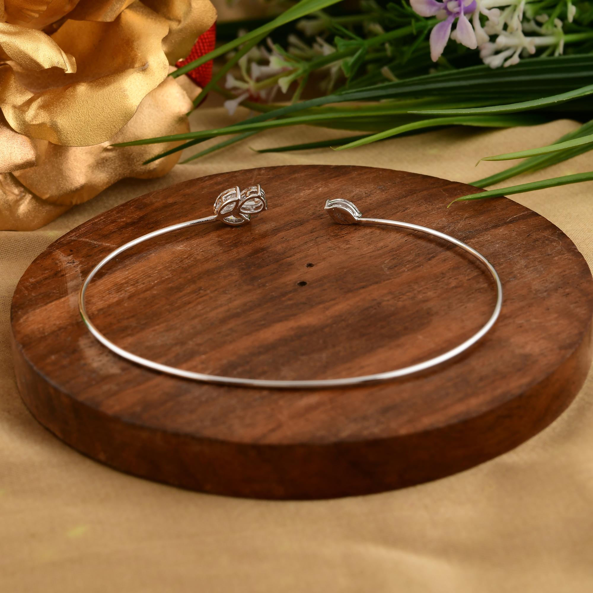 Taglio misto Bracciale moderno aperto con diamanti in oro bianco massiccio 18 ct. in vendita