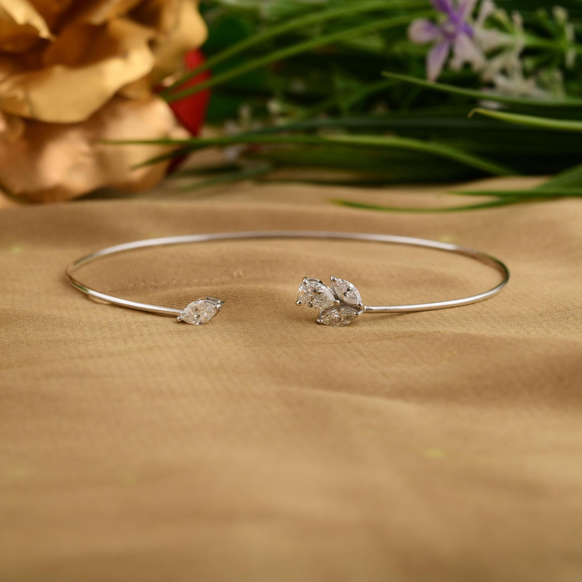 Bracciale moderno aperto con diamanti in oro bianco massiccio 18 ct. In condizioni Nuovo in vendita a Diera, Dubai