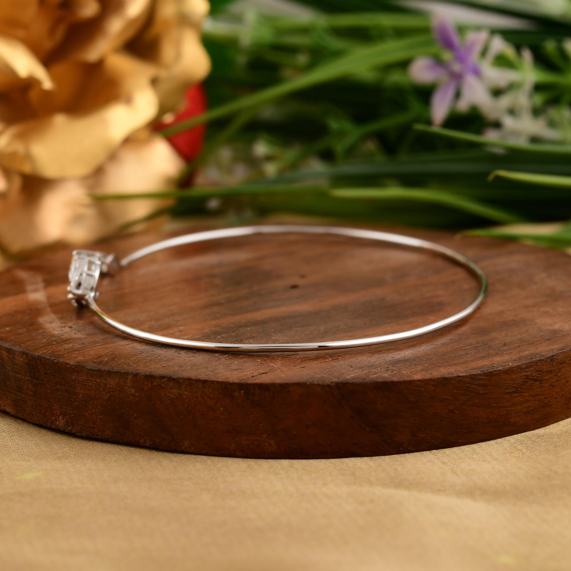 Bracciale moderno aperto con diamanti in oro bianco massiccio 18 ct. in vendita 1
