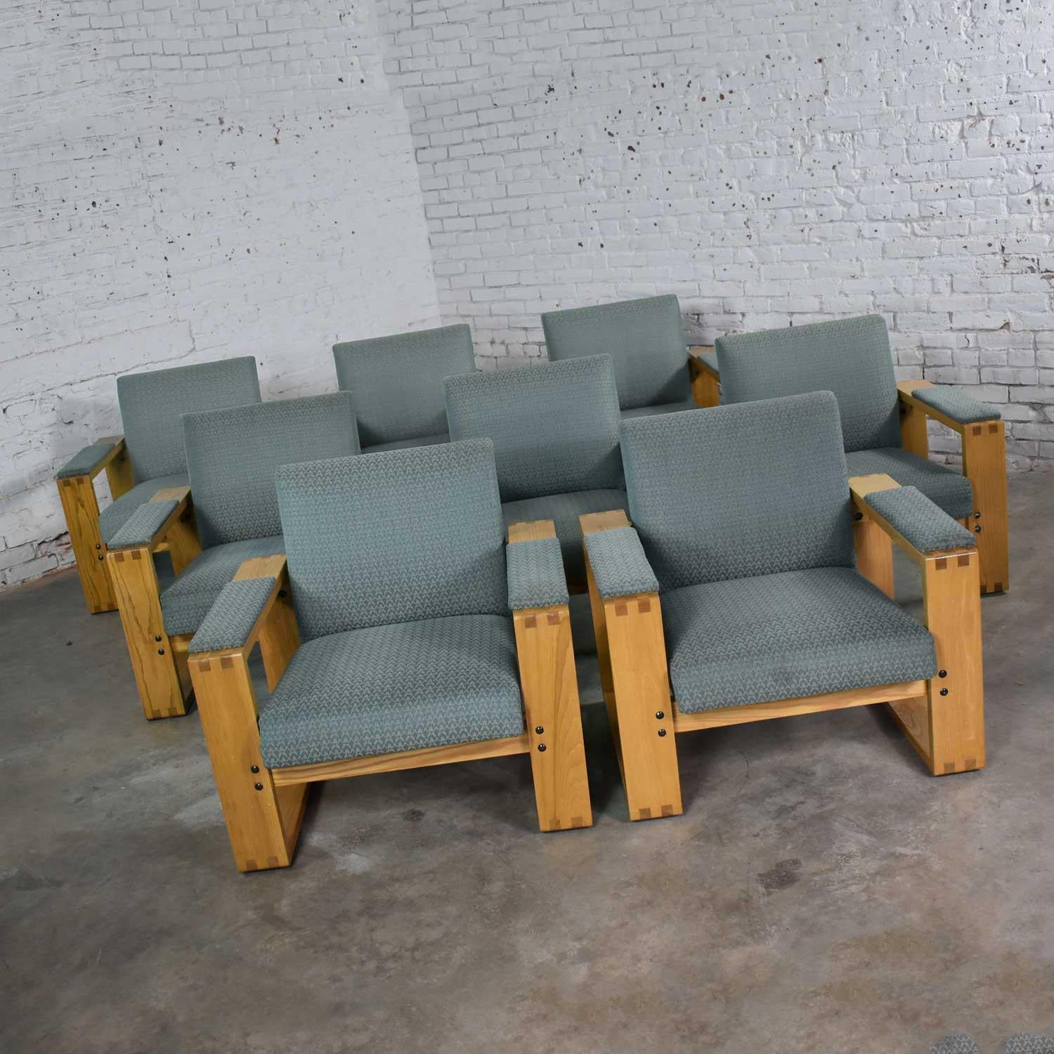 Moderner Clubsessel mit offenem Gestell und schwebendem Sitz und Rückenlehne in Eiche und tealfarbenem Stoff (Eichenholz) im Angebot