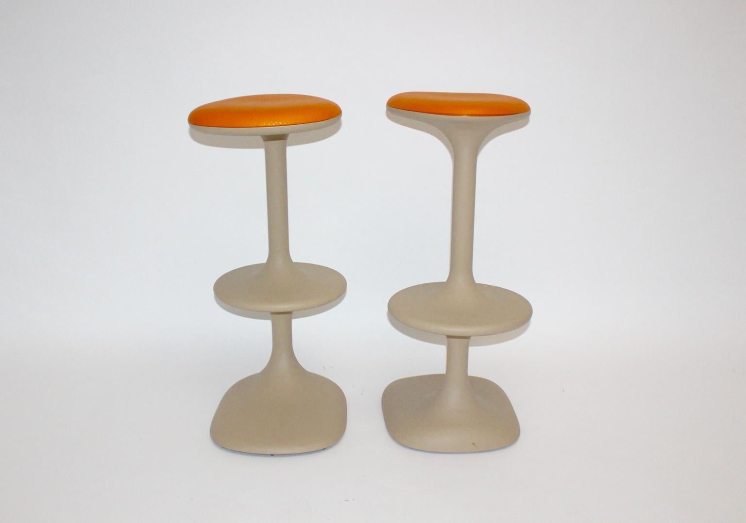 This pair of vintage stools named Kant was designed by Karim Rashid and produced by Casamania Italy. The name Kant stands for the philosophy by Immanuel Kant. Nature and Art show blurred boundaries.
The organic shaped stools were made of light
