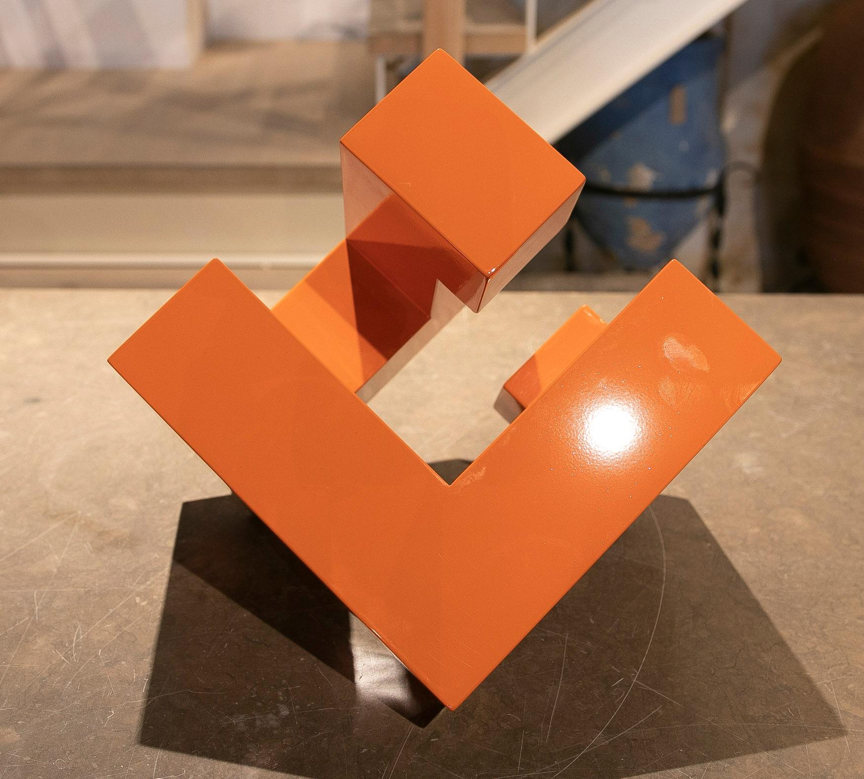Modern Orange Lacquered Wood Sculpture with Intertwined Straight Forms In Good Condition For Sale In Marbella, ES