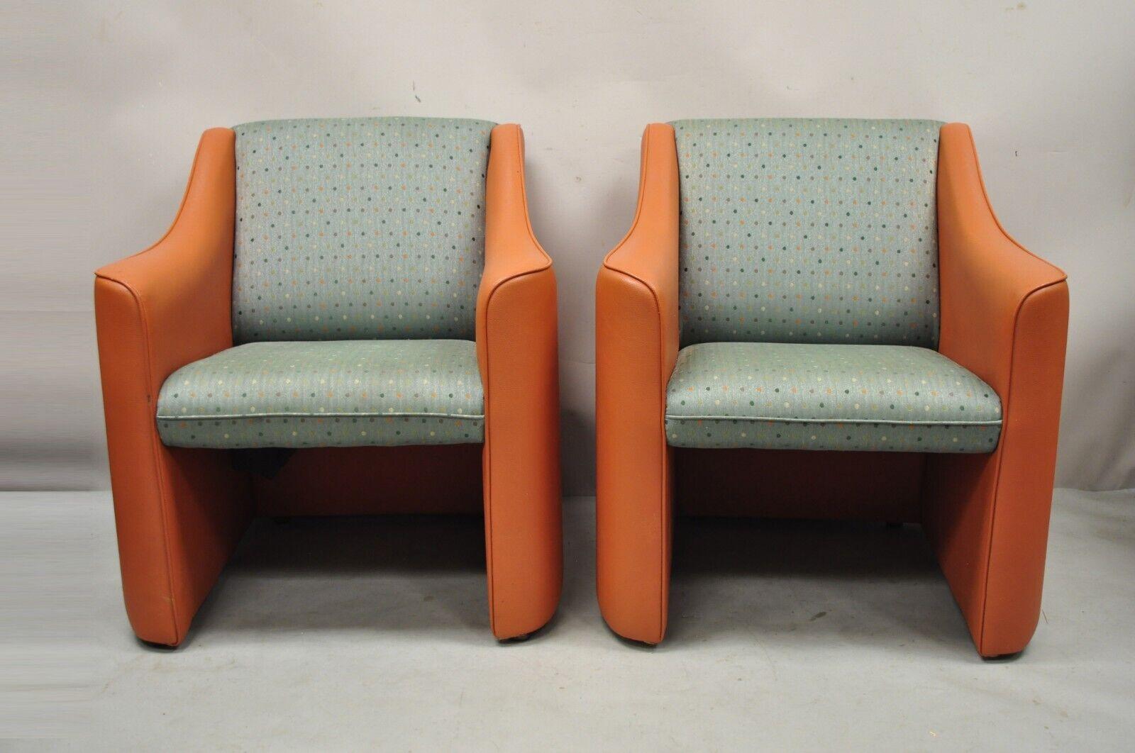 Paire de fauteuils club modernes orange tapissés verts à pois en vente 5