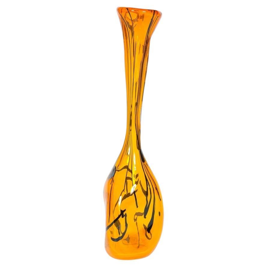 Moderne orangefarbene Vase aus geblasenem Murano-Glas mit schwarzen Streifen, Italien der 1990er Jahre