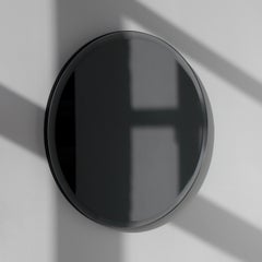 Specchio moderno Orbis smussato nero colorato rotondo senza cornice con fondo in velluto, grande