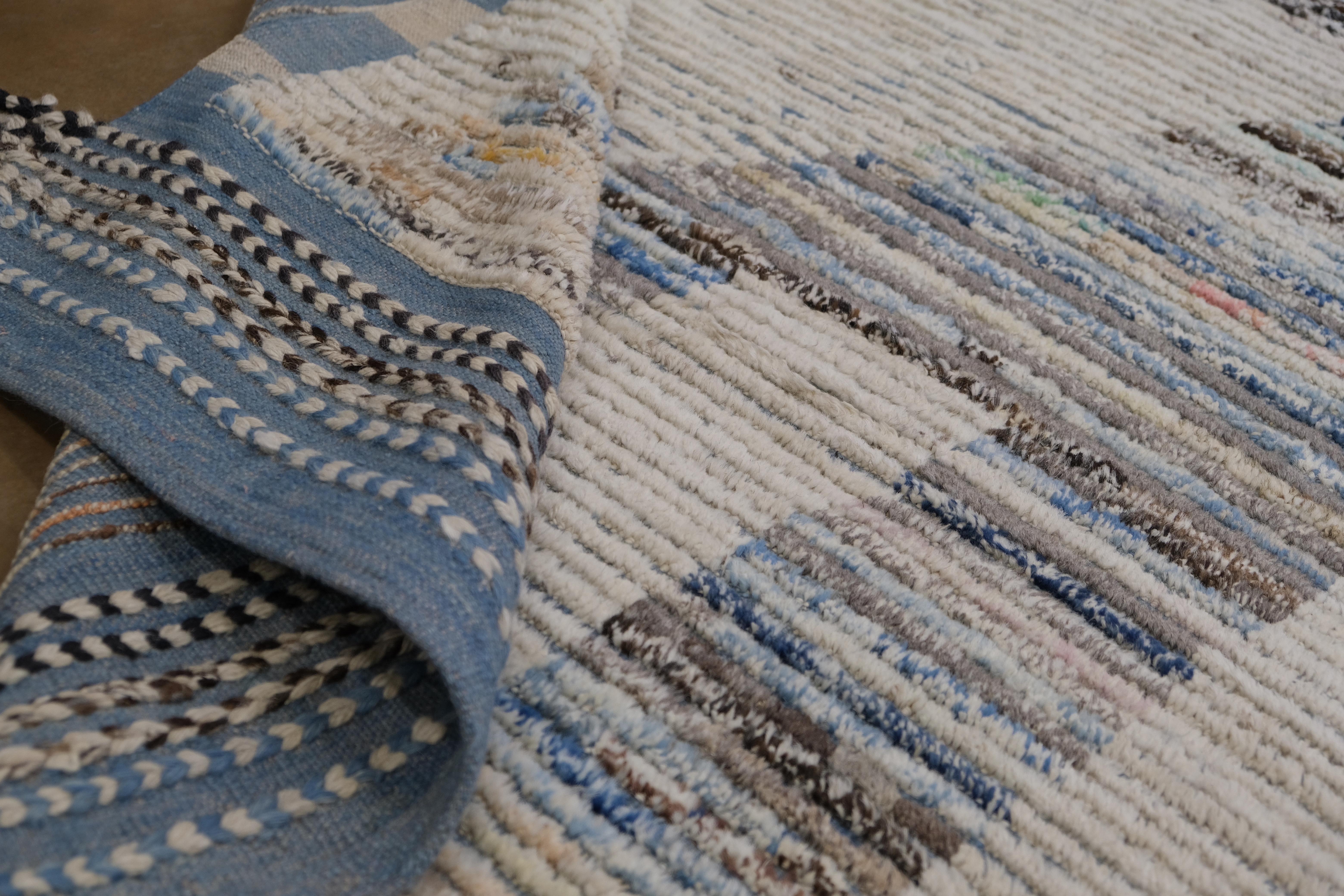 Verwandeln Sie Ihren Raum mit diesem exquisiten, handgeknüpften Wollteppich aus Afghanistan, der ein auffälliges, zeitgenössisches, abstraktes Design zeigt. Die künstlerische Komposition des Teppichs besteht aus einer Reihe von neutralen Tönen, die