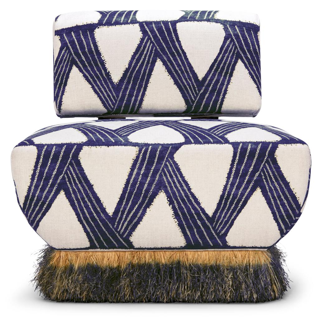 La chaise longue moderne et organique Comporta de Egg Designs fusionne des textures naturelles avec une forme sculpturale, conçue pour compléter des intérieurs décontractés mais sophistiqués. Tapissée d'un tissu graphique bleu vibrant 100 % lin, la