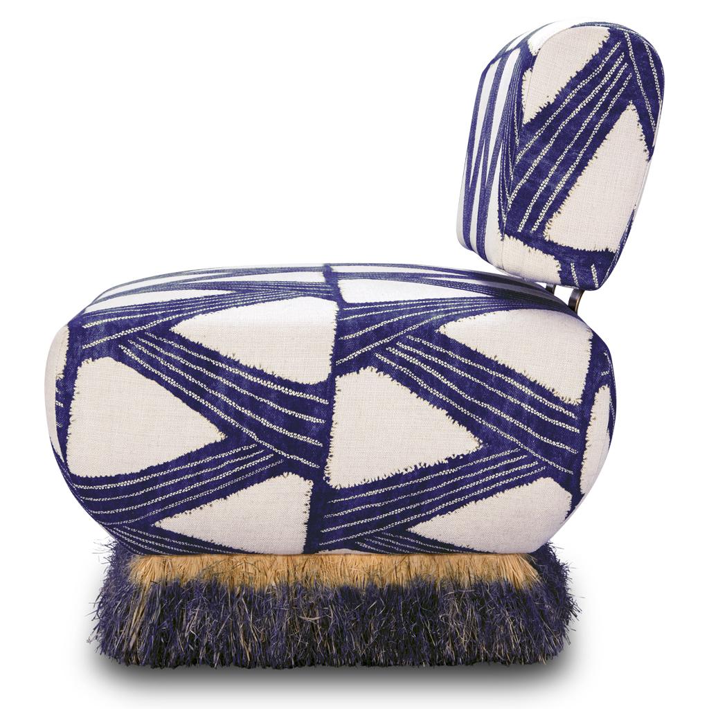 Portugais Chaise longue moderne en lin bleu organique, raphia et acier bronzé par Egg Designs en vente