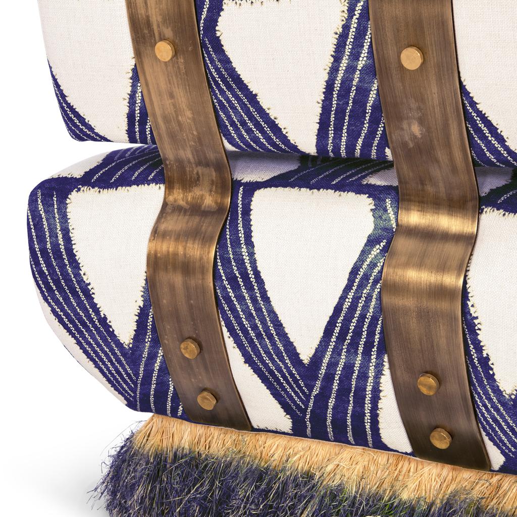 Laiton Chaise longue moderne en lin bleu organique, raphia et acier bronzé par Egg Designs en vente