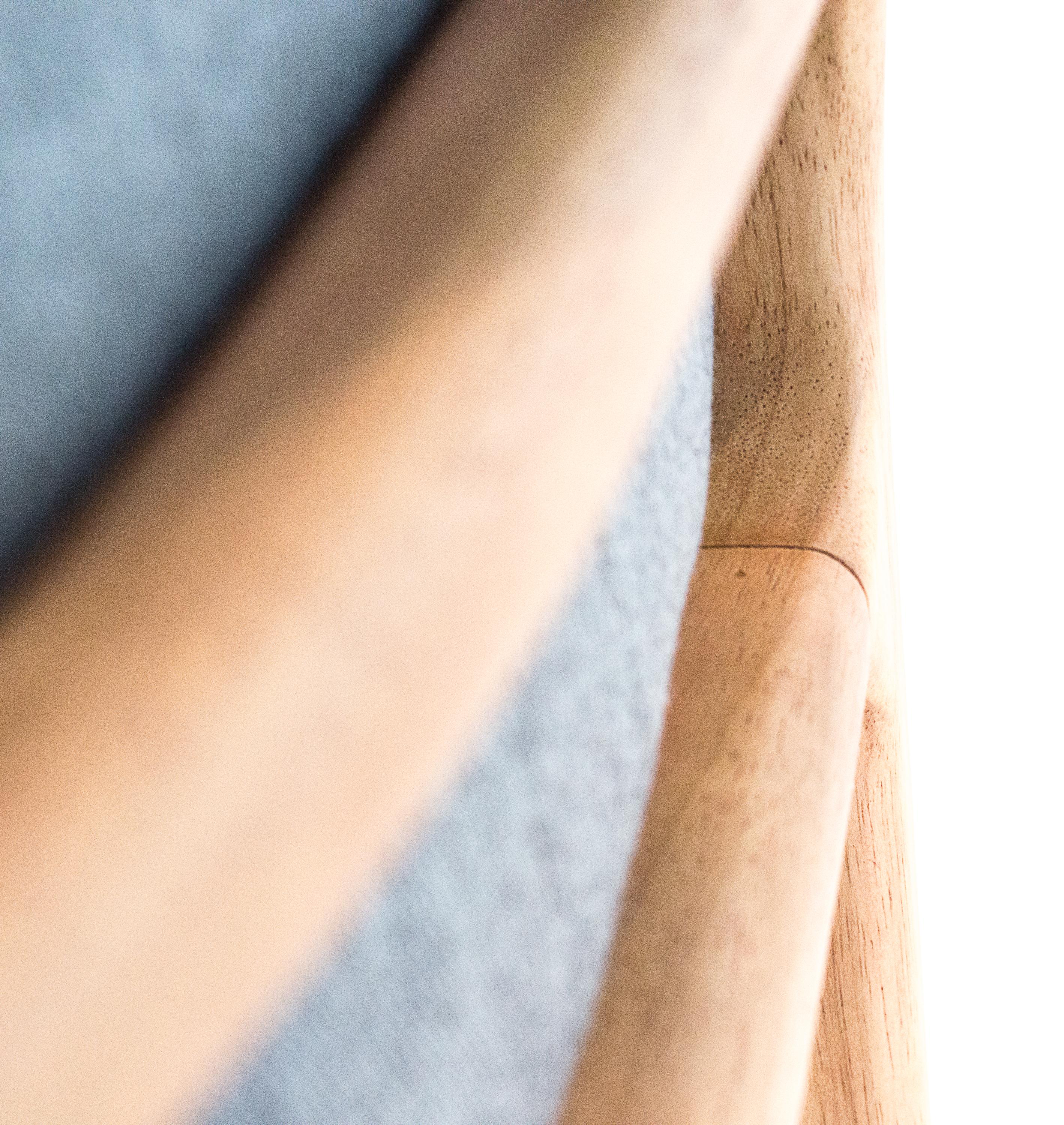 XXIe siècle et contemporain Chaise organique moderne en bois massif, assise flexible tapissée en vente