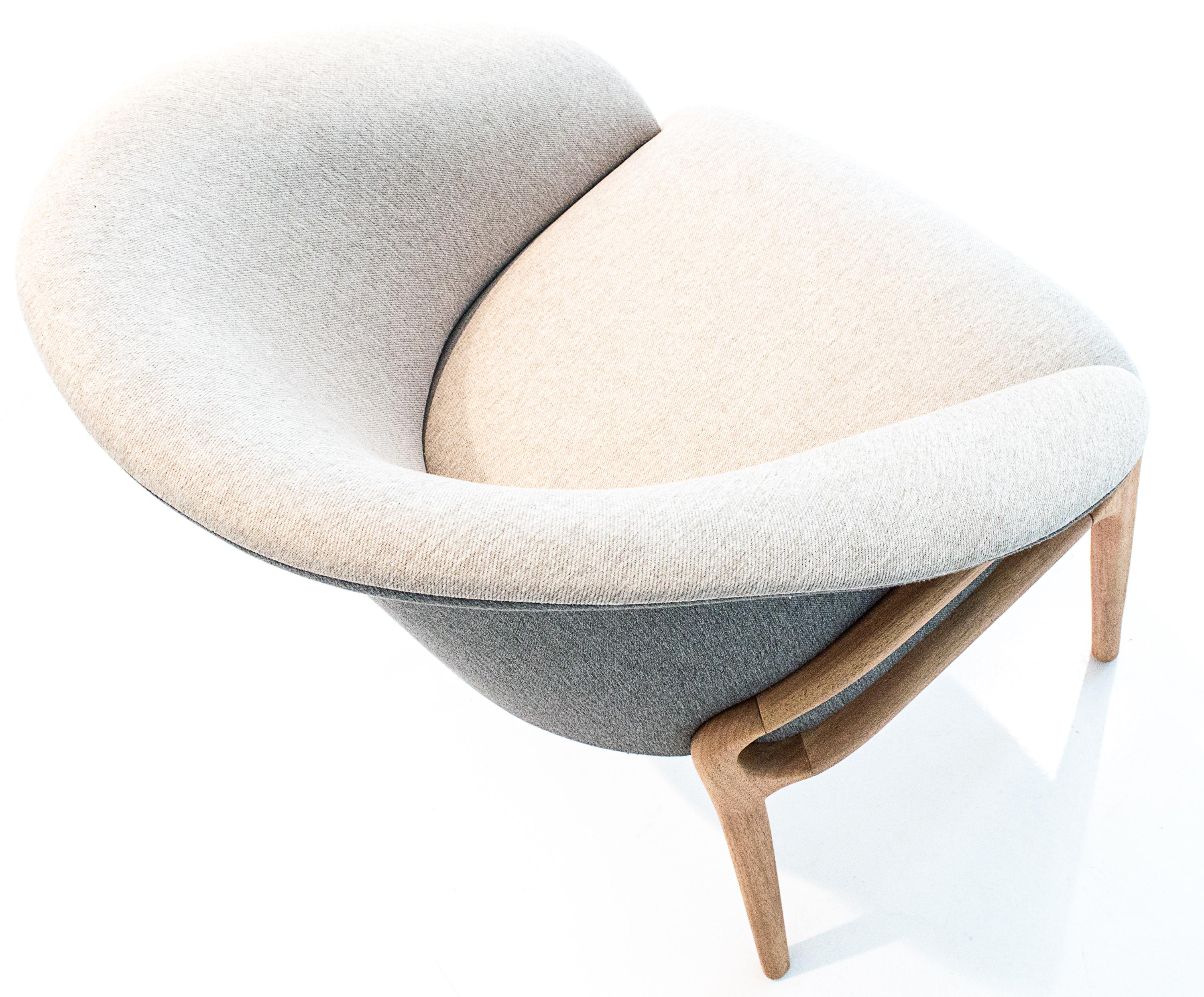 Cuir Chaise organique moderne en bois massif, assise flexible tapissée en vente