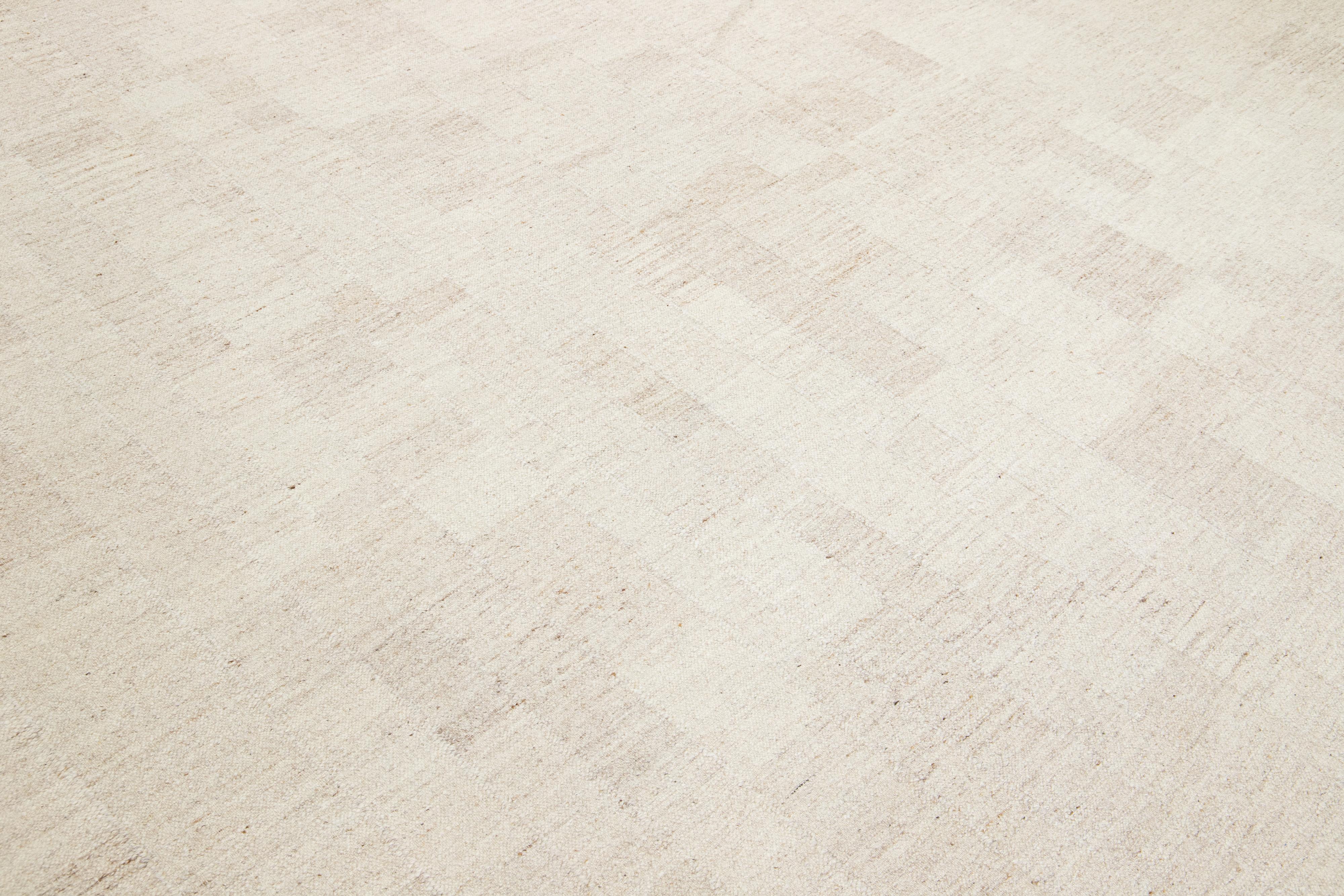 Tapis Kilim moderne et organique tissé à plat en laine beige en vente 3