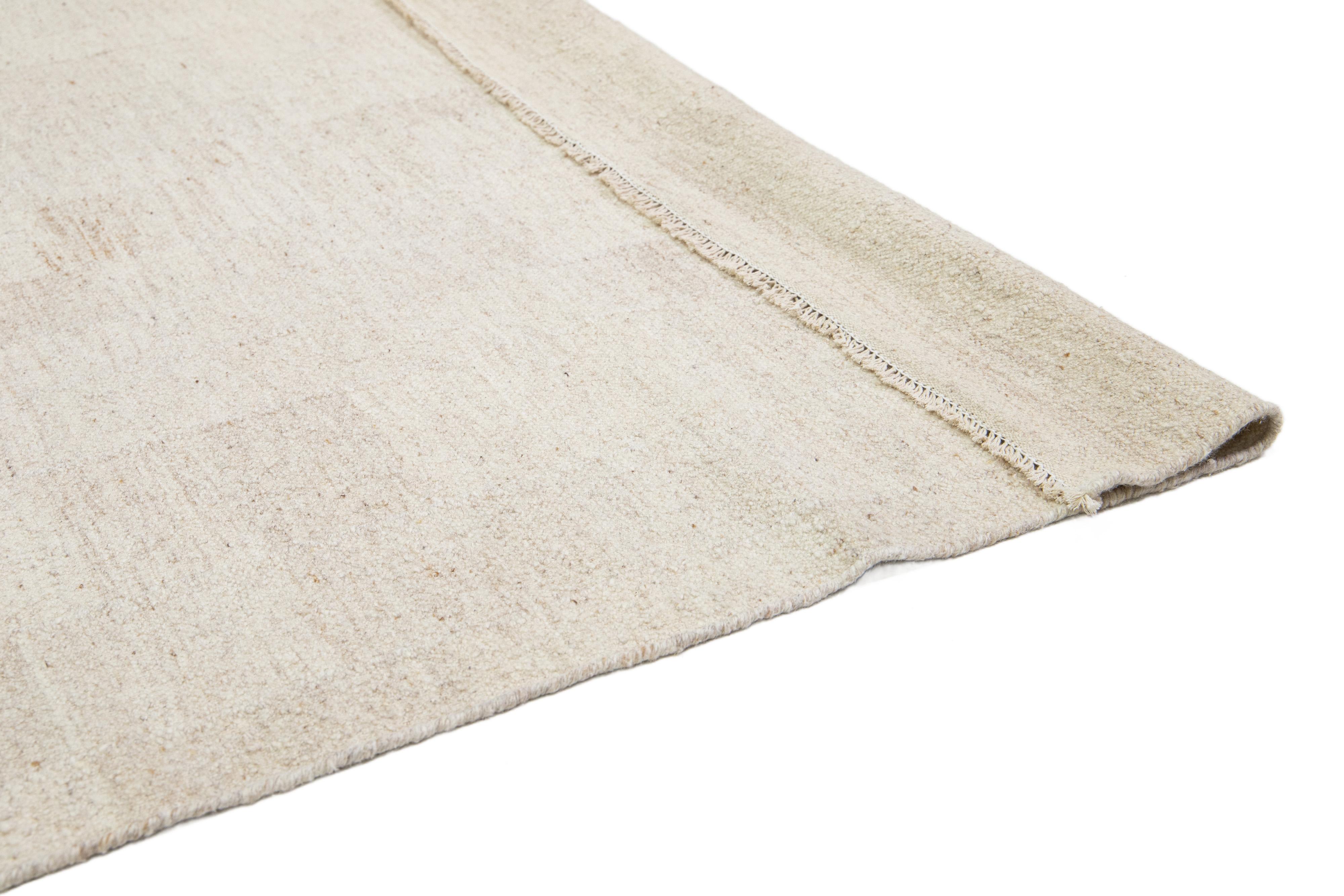 Indien Tapis Kilim moderne et organique tissé à plat en laine beige en vente