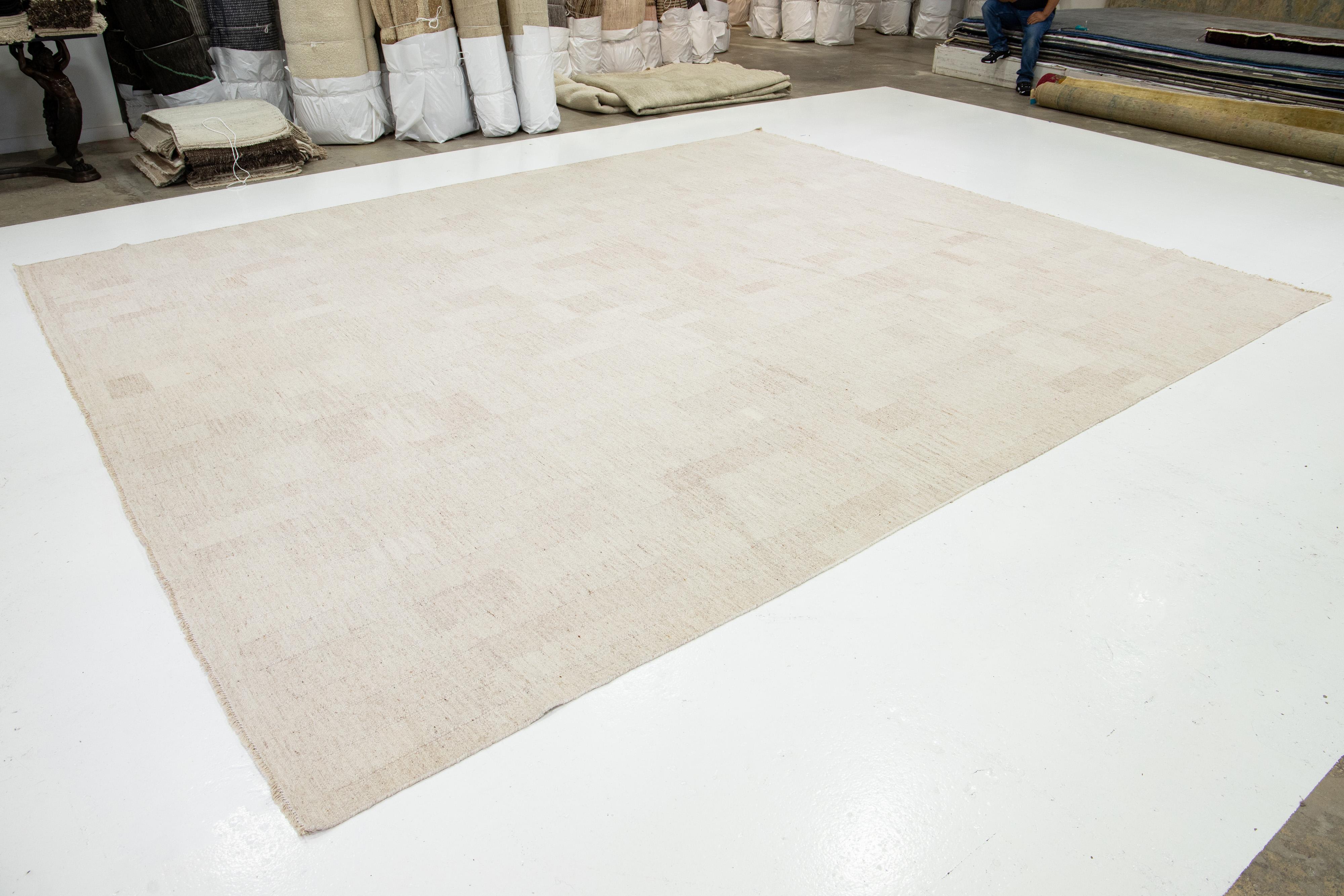 Noué à la main Tapis Kilim moderne et organique tissé à plat en laine beige en vente