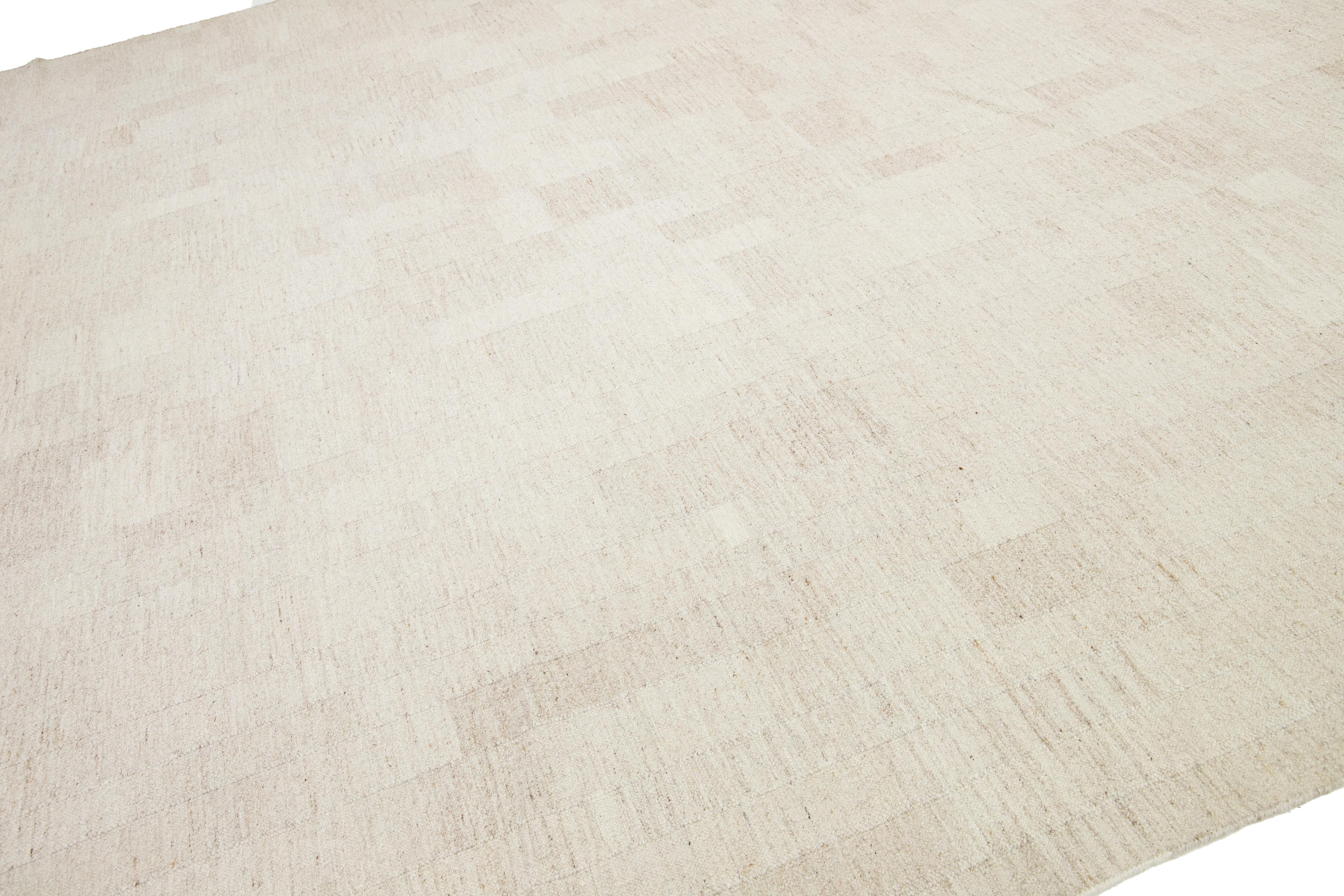 Tapis Kilim moderne et organique tissé à plat en laine beige Neuf - En vente à Norwalk, CT