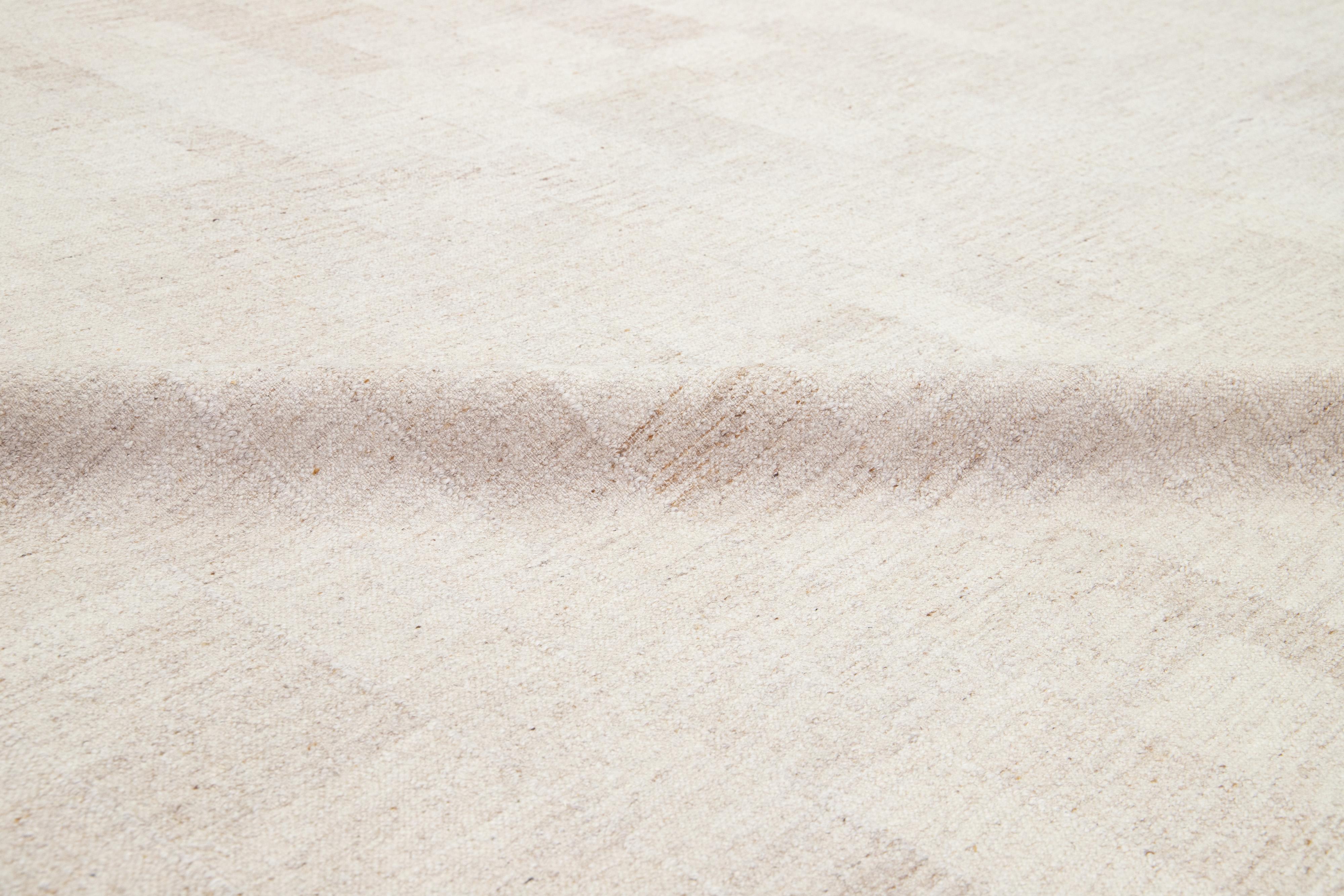 XXIe siècle et contemporain Tapis Kilim moderne et organique tissé à plat en laine beige en vente