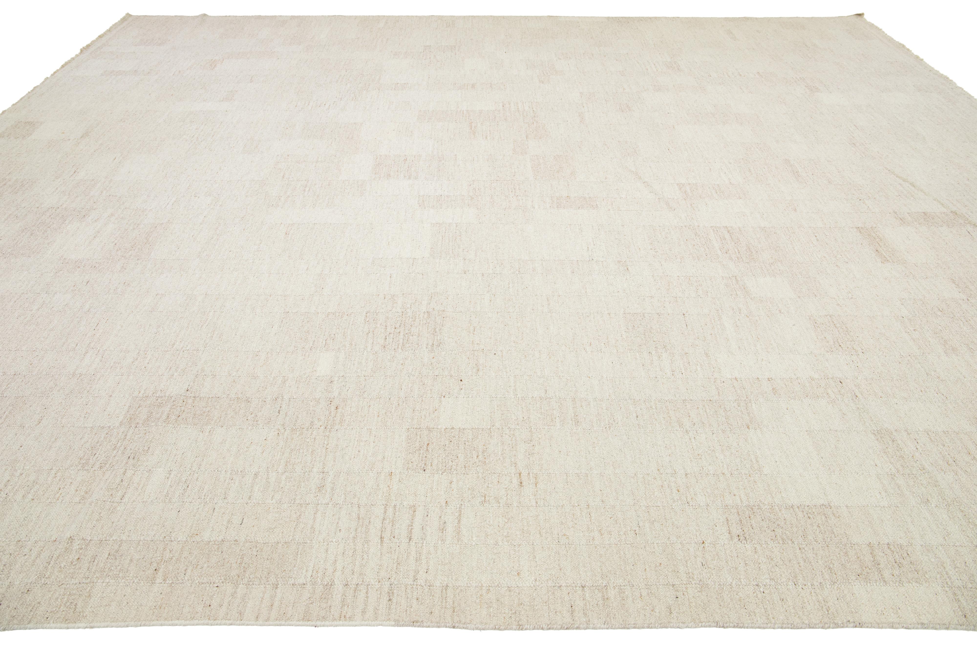Laine Tapis Kilim moderne et organique tissé à plat en laine beige en vente