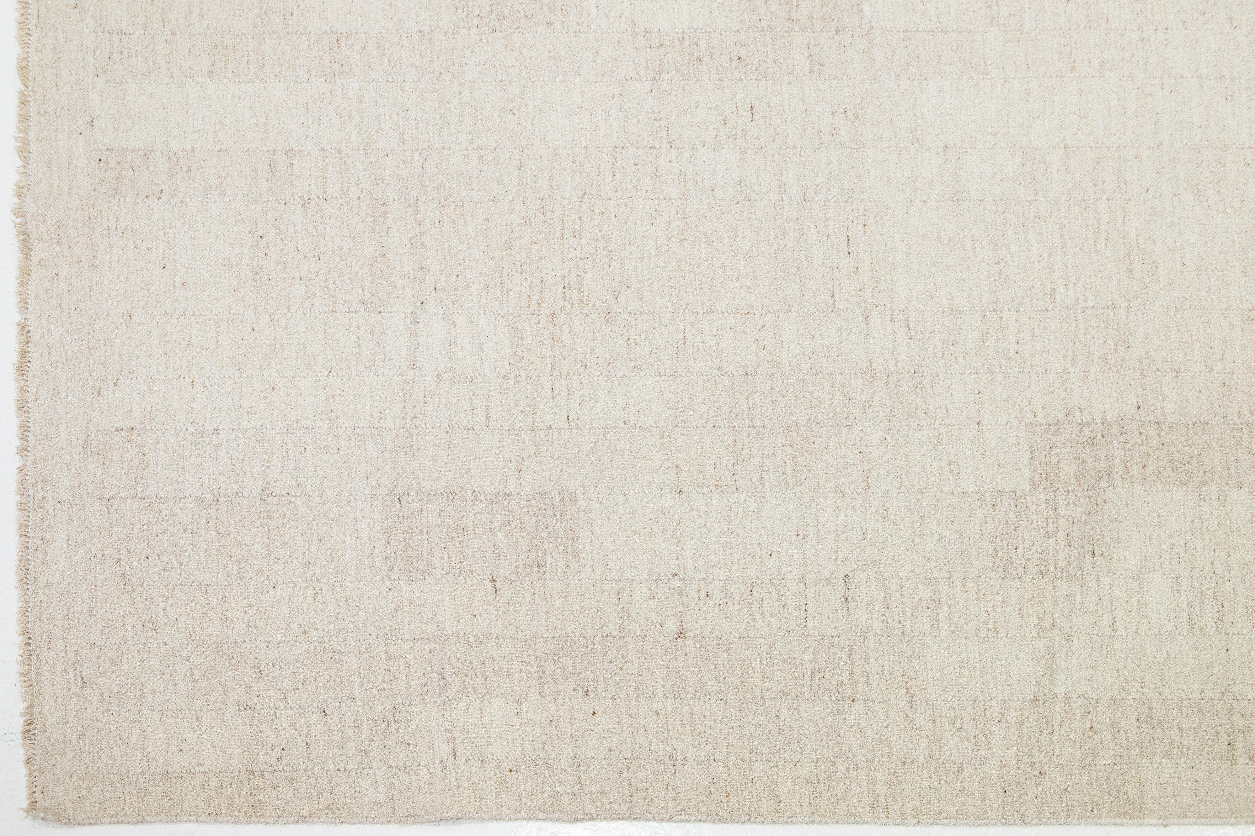 Tapis Kilim moderne et organique tissé à plat en laine beige en vente 1