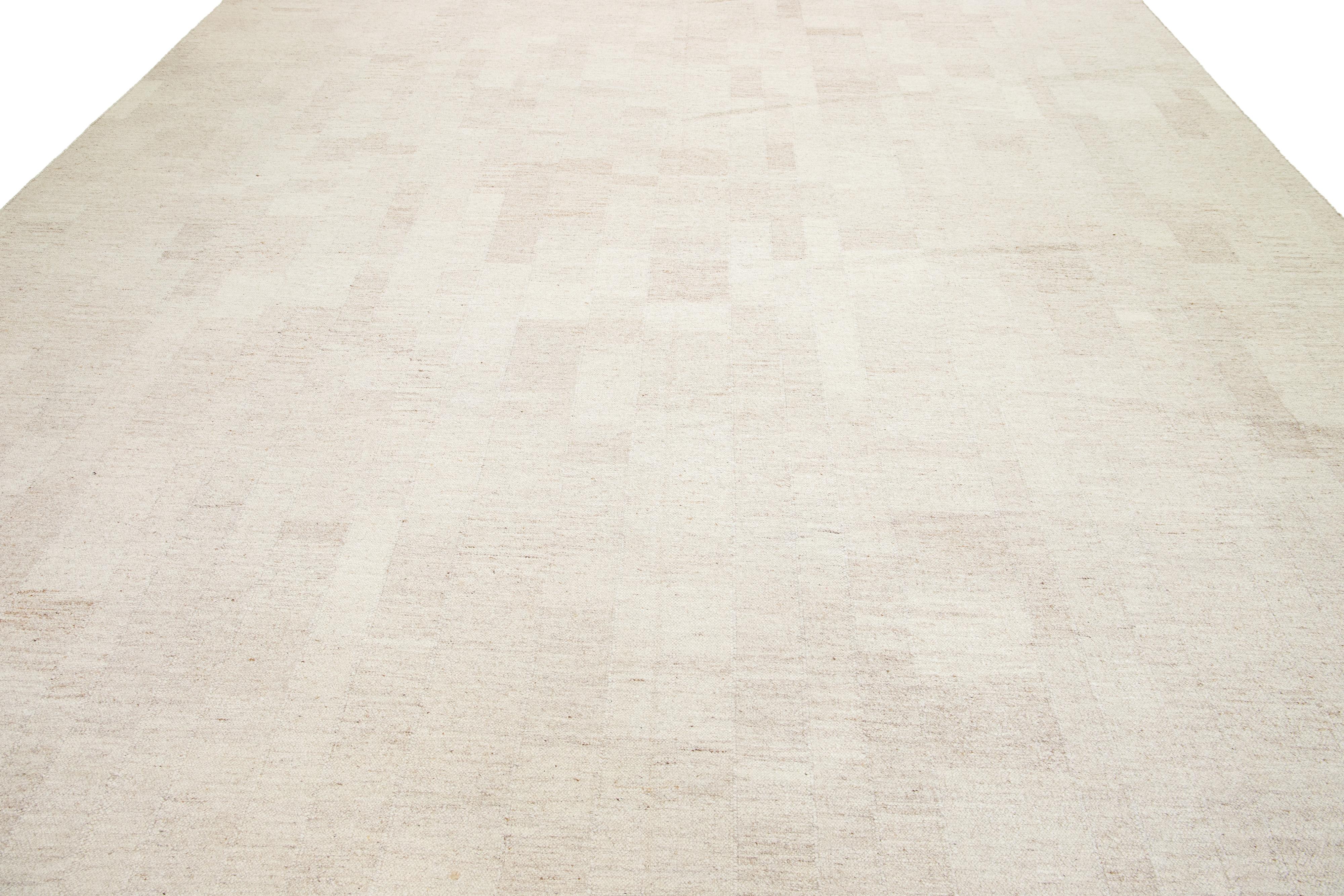 Tapis Kilim moderne et organique tissé à plat en laine beige en vente 2
