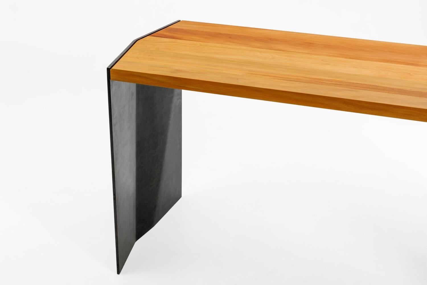 Organico moderno Scrivania organica moderna realizzata con legno antico sostenibile e acciaio annerito in vendita