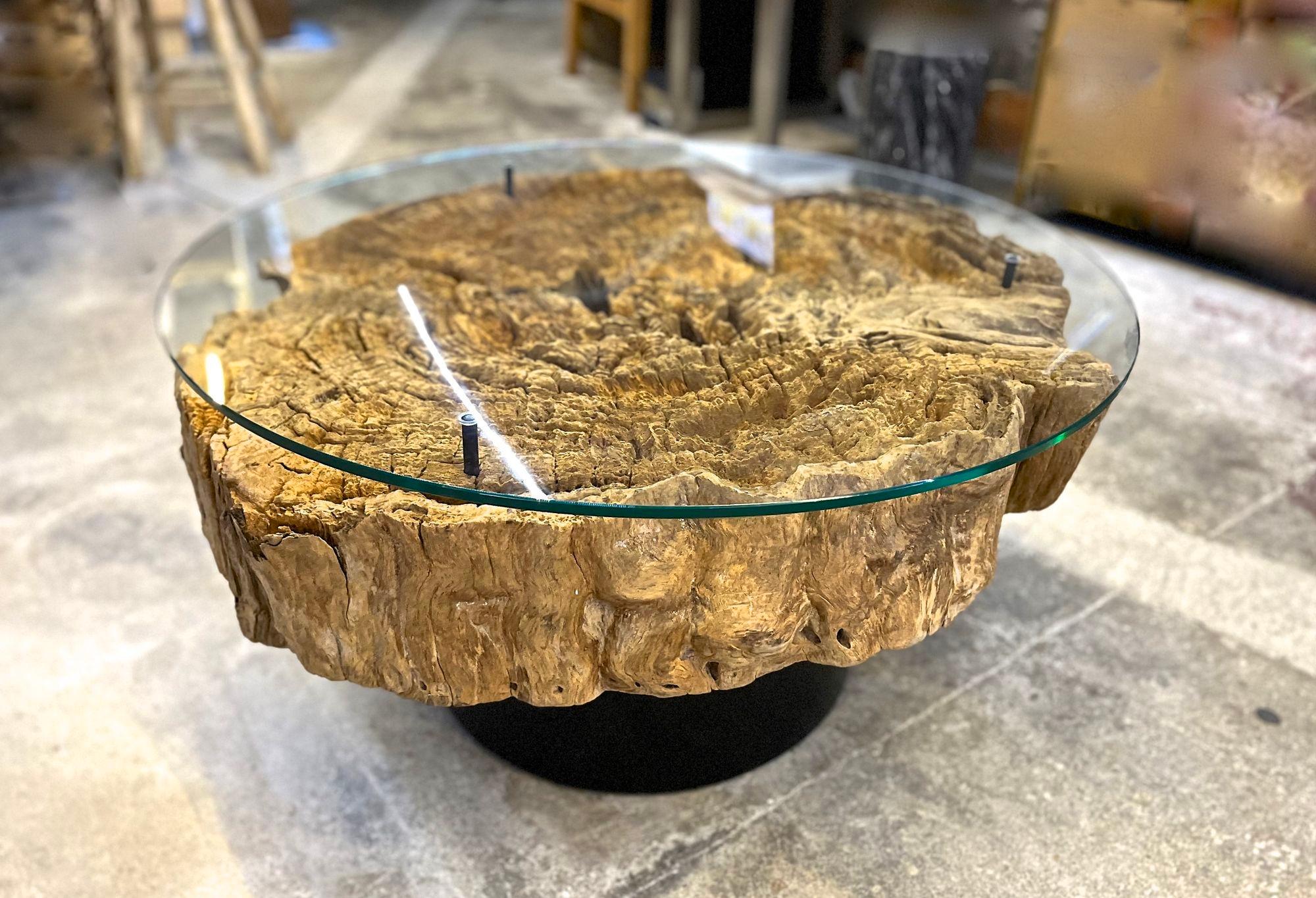 Table basse moderne en bois flotté organique avec plateau en verre sur base en acier noir en vente 1