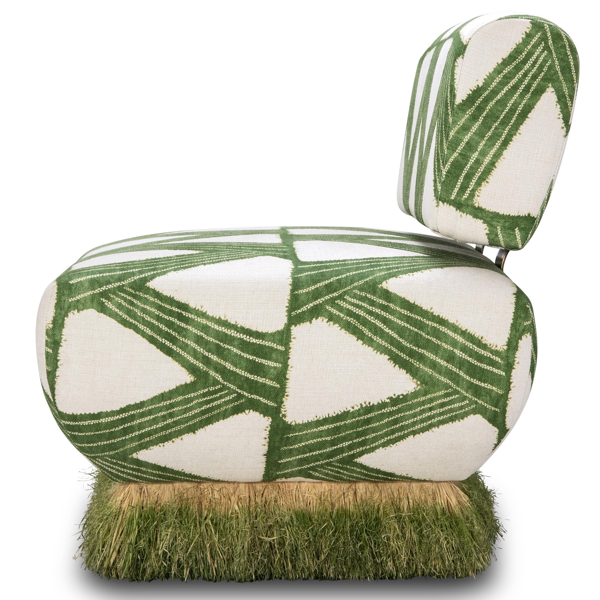 Portugais Chaise longue moderne en lin vert organique, raphia et acier bronzé par Egg Designs en vente