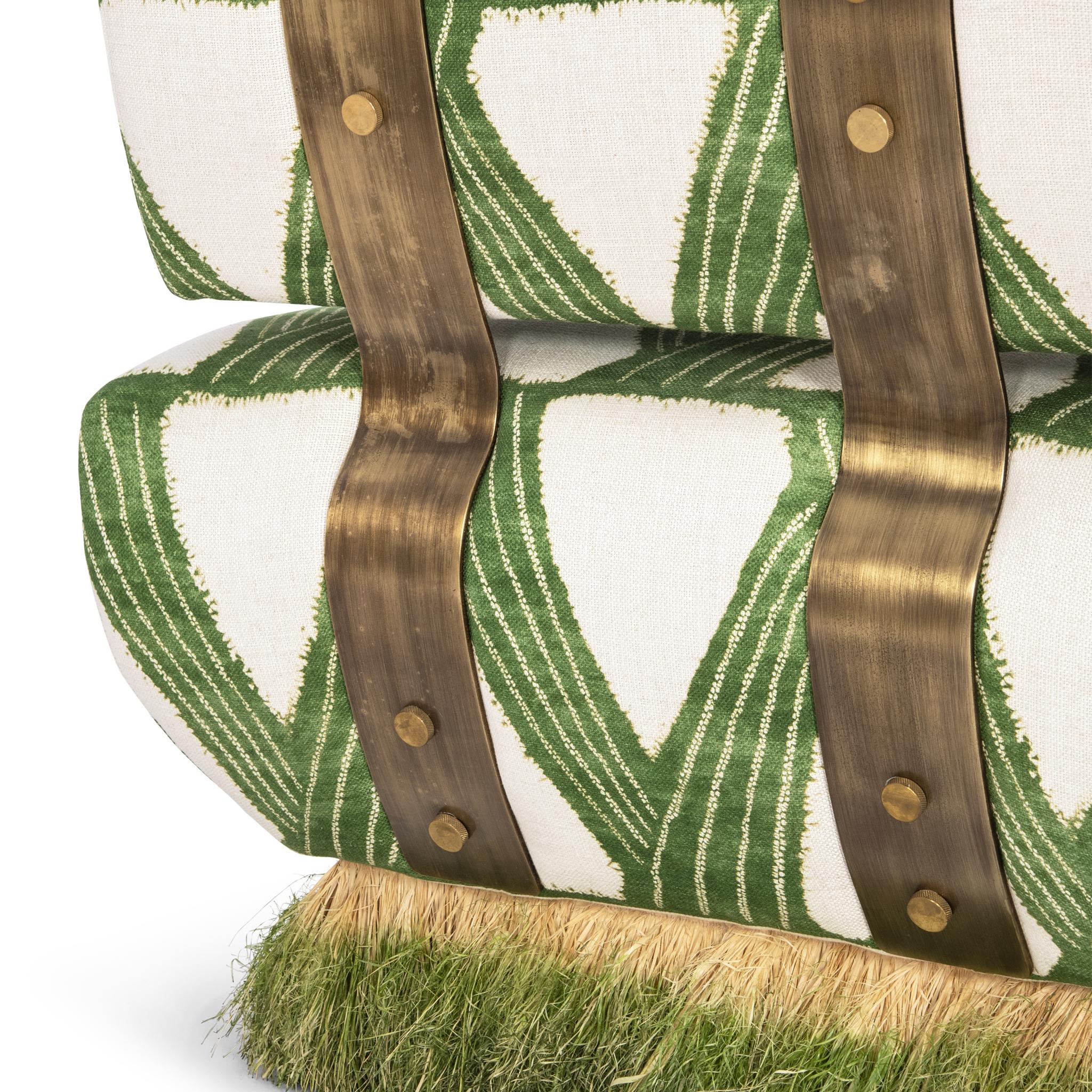 Laiton Chaise longue moderne en lin vert organique, raphia et acier bronzé par Egg Designs en vente